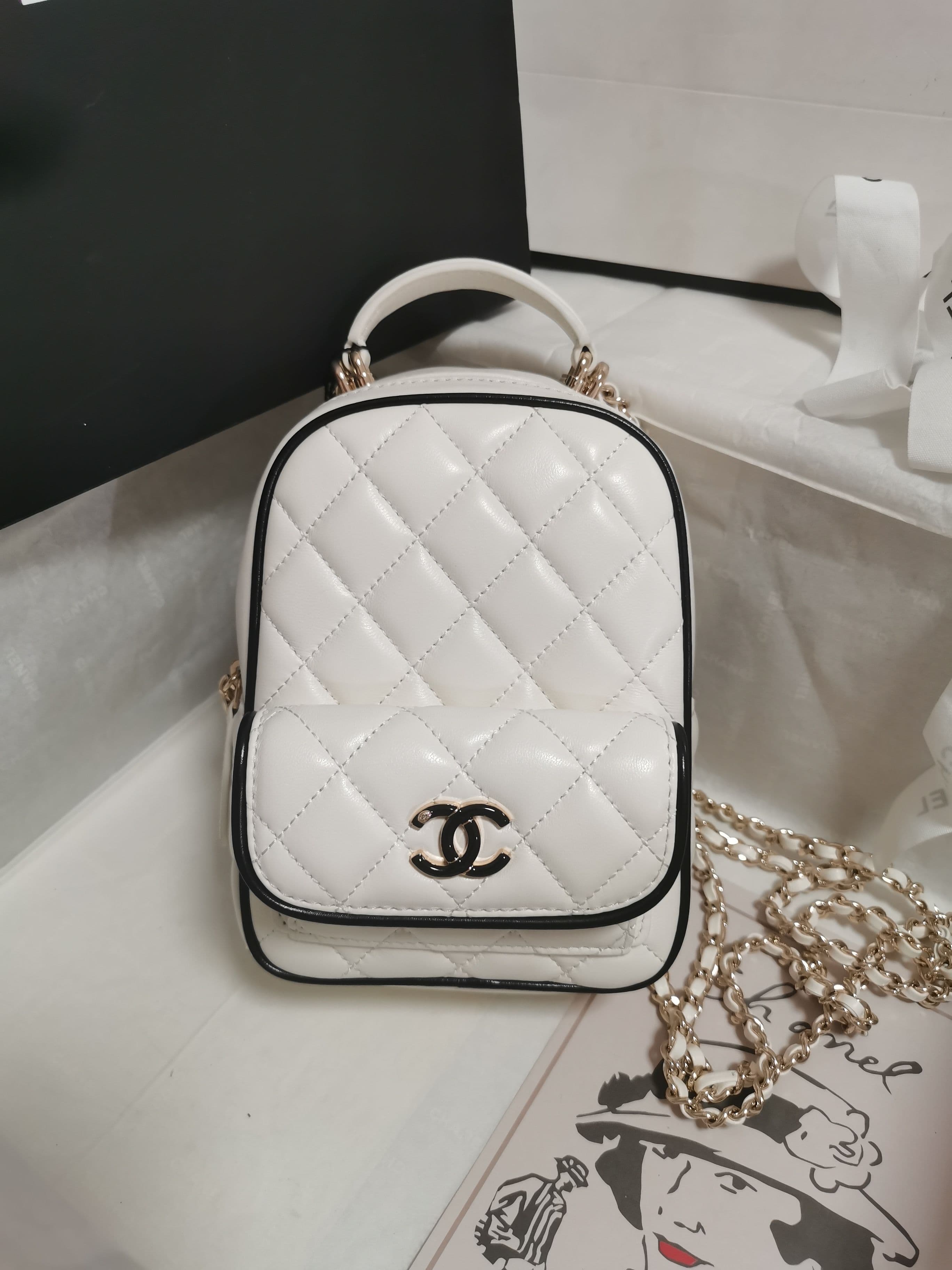 C759 Wear Chanel’s black and white patterned double shoulder bag – a classic element paired with a fashionable design. Its simple appearance is complemented by the delicate double C logo, and the chain details add an elegant touch. It’s both practical and — image 1