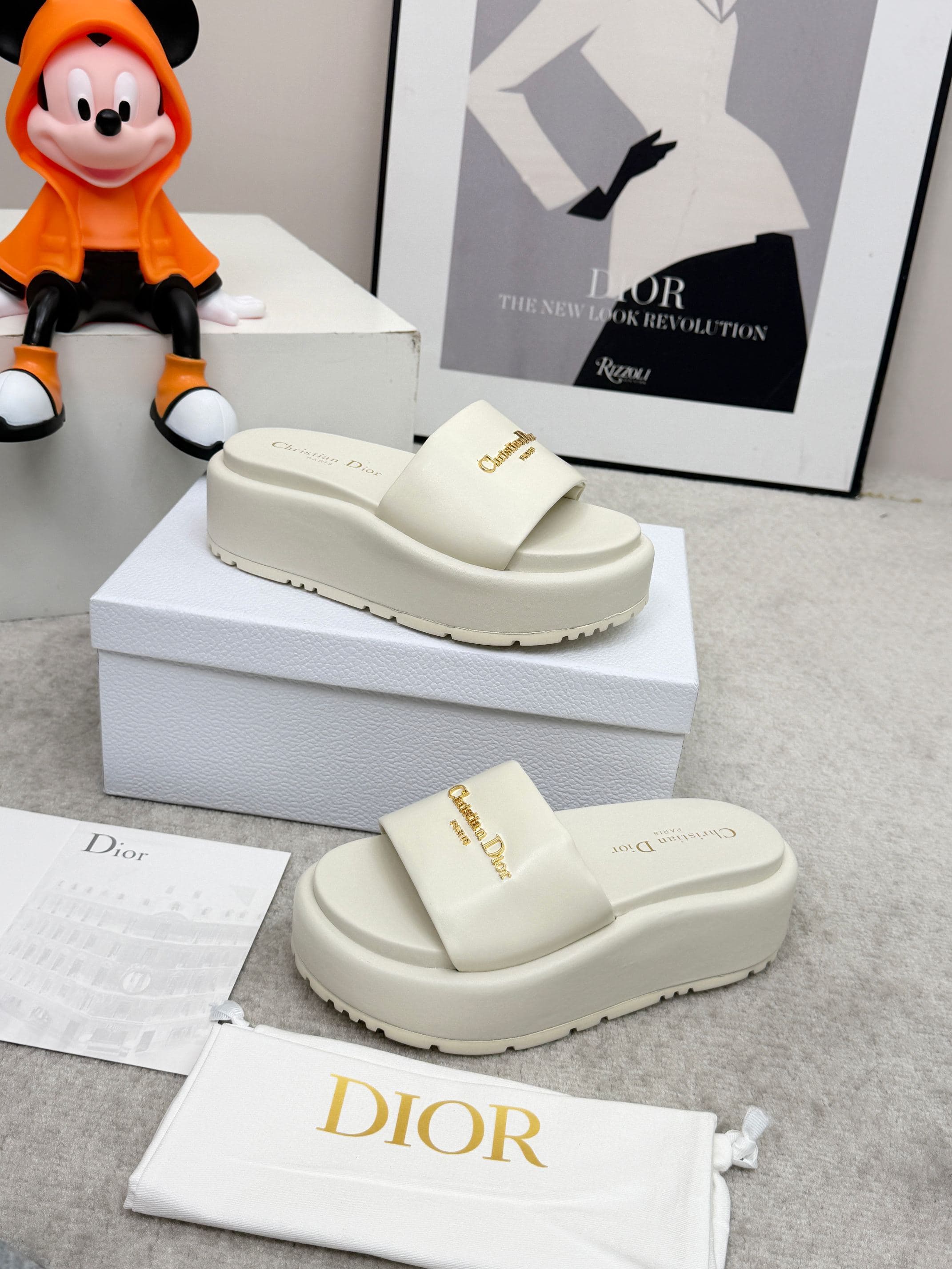 D5849 🔥 Dior Spring/Summer show: Newly upgraded collection. Classic thick-soled slippers. Original model 1: developed by 1. Soft and delicate texture, extremely comfortable. Versatile design. Original foam sole 💝💝💝 Easy to wear,🌷🌷 — image 1