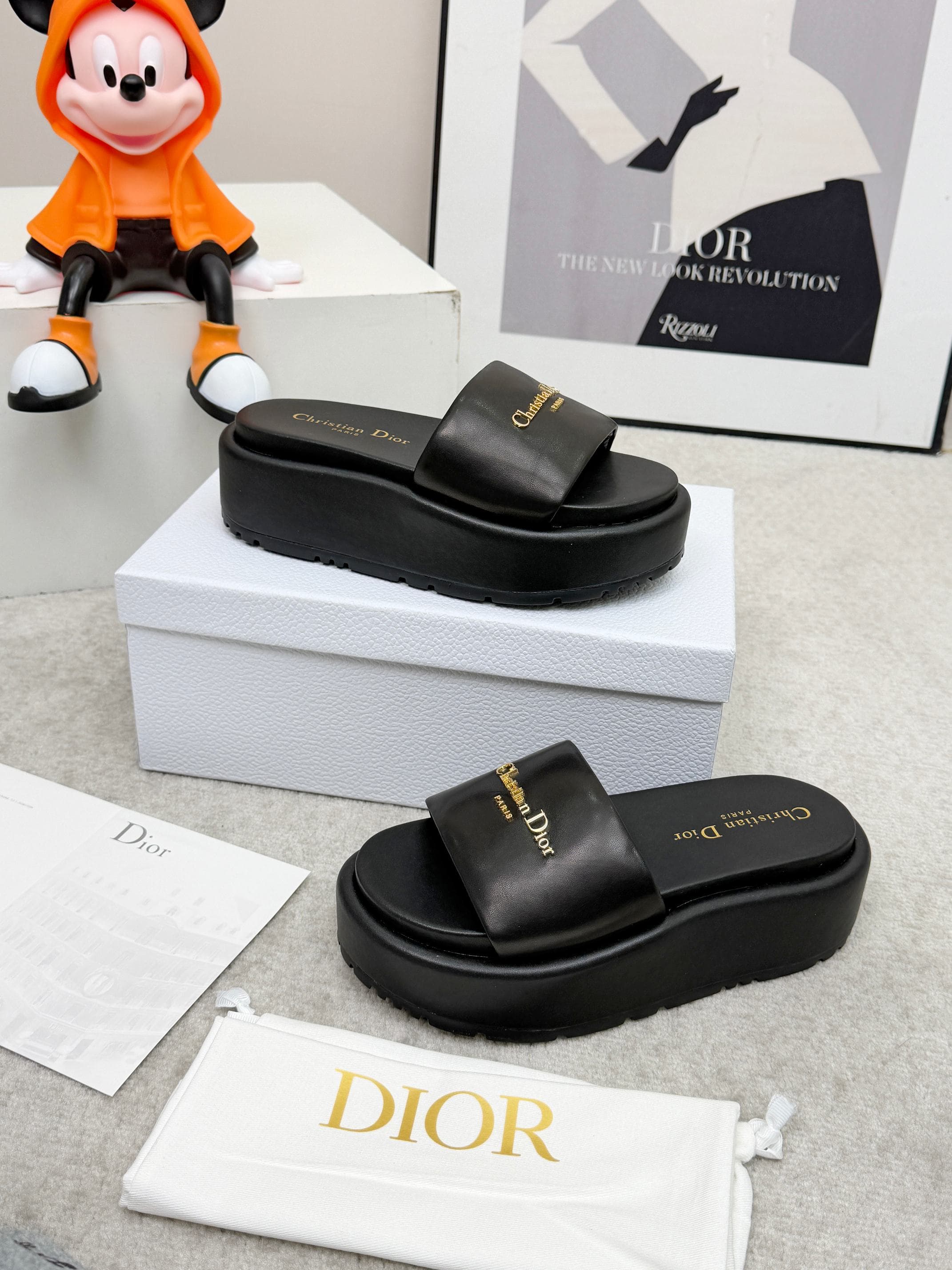 D5850 🔥 Dior Spring/Summer show: New upgraded collection. Classic thick-soled slippers. Original model 1: developed by 1. Soft and delicate texture, extremely comfortable. Versatile design. Original foam sole 💝💝💝 Easy to wear,🌷🌷 — image 1