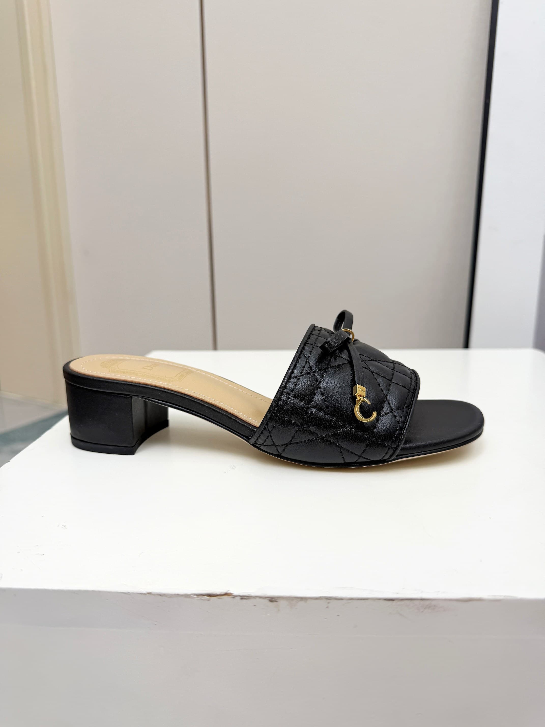D5854 Spring/summer new model Dior D-Lane slippers – a classic style. The black cowhide upper features the 5D electric Tergu pattern, with golden metal CD buckle accents, highlighting a fashionable look. The padded leather sole provides a comfortable wear — image 1