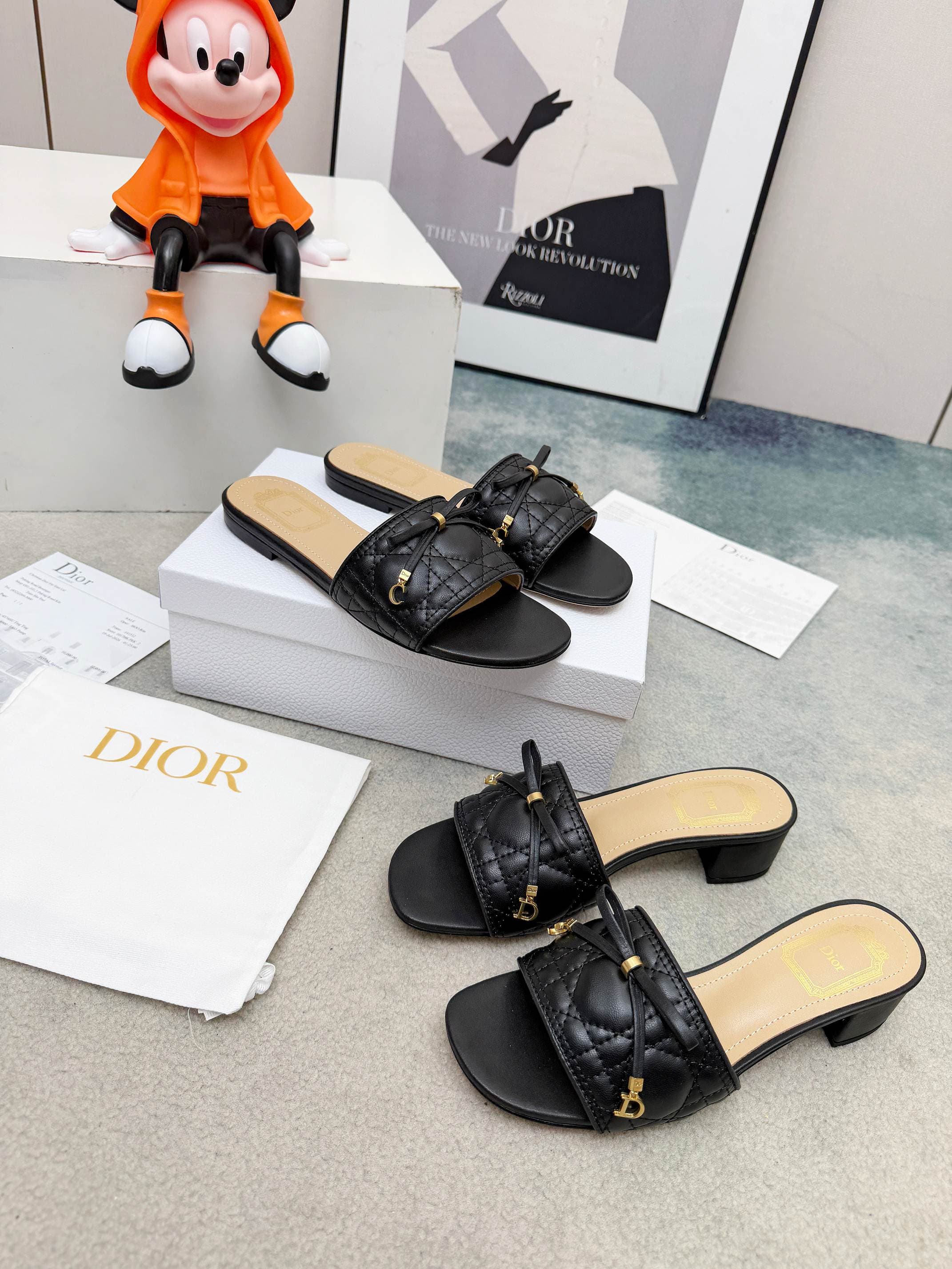 D5852 Spring/summer new model Dior D-Lane slippers – a classic style. The black cowhide upper features the 5D electric Tergo pattern; gold-colored metal CD buckles add a stylish touch. The padded leather sole provides a comfortable wearing experience, and — image 1