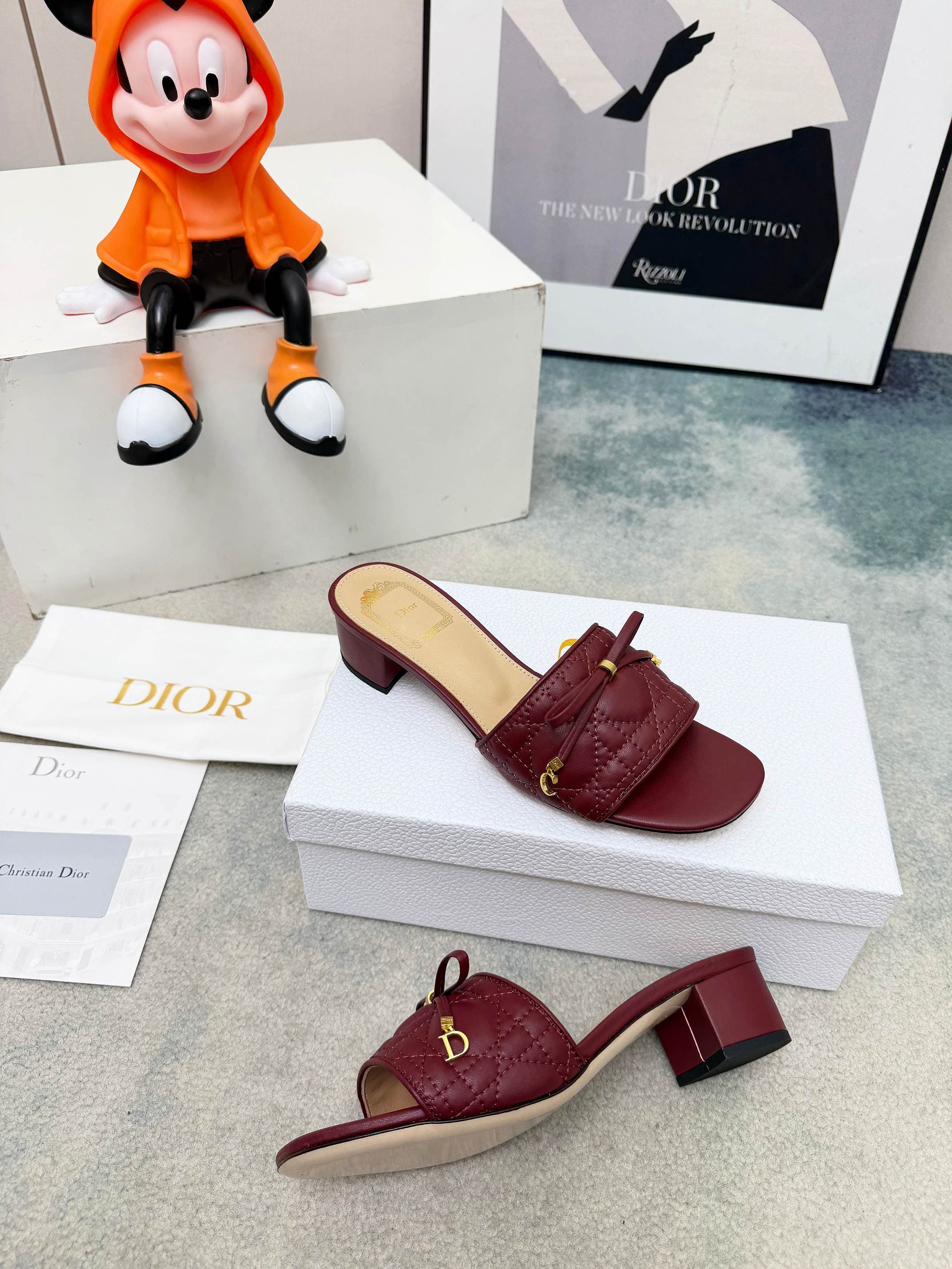 D5856 Spring/summer new model Dior D-Lane slippers – a classic style. The black leather upper features the 5D twill pattern, with golden metal CD buckle decorations that add a fashionable touch. The padded leather sole provides a comfortable wearing exper — image 1