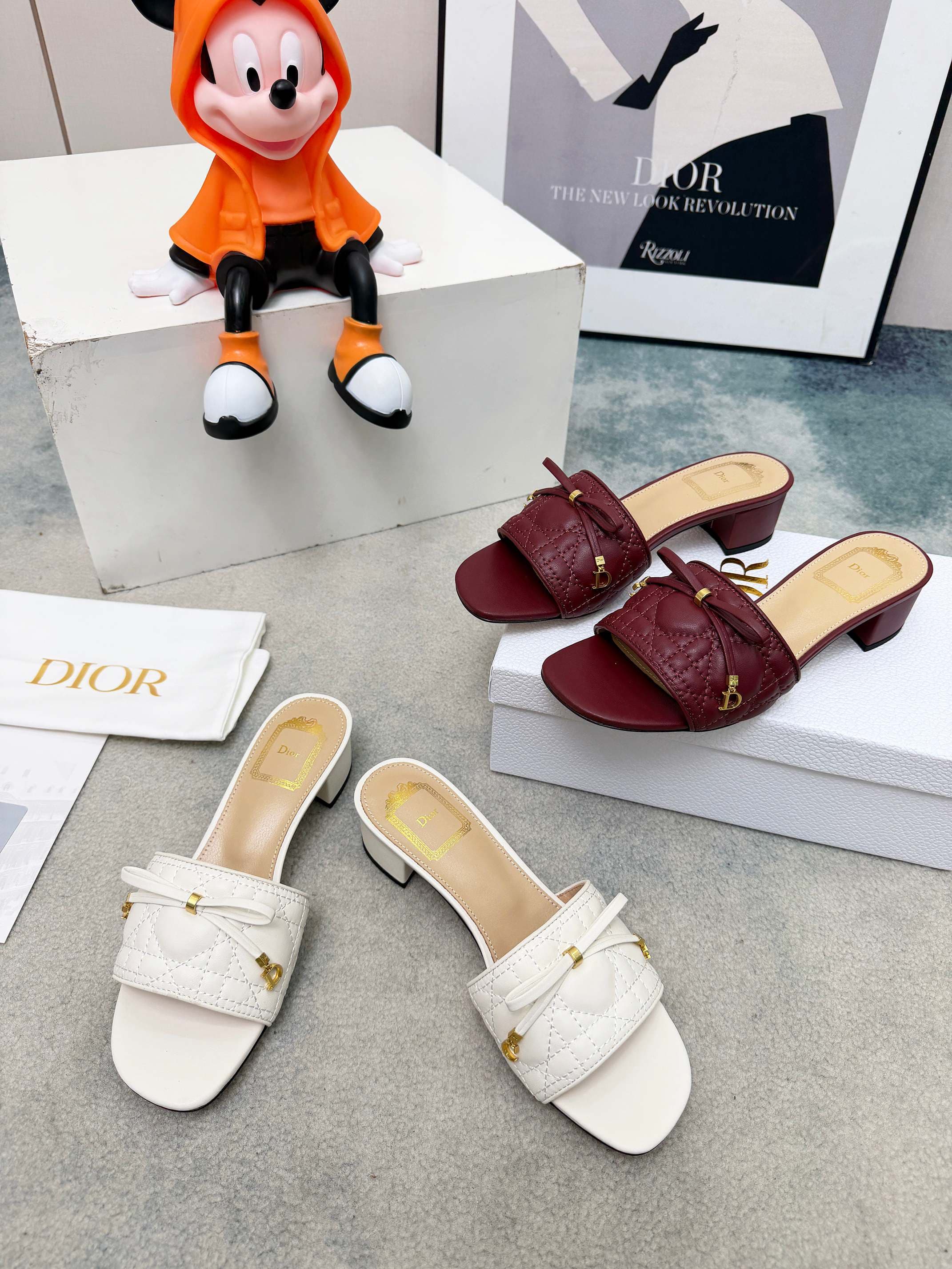 D5855 Spring/summer new model Dior D-Lane slippers – a classic style. The black leather upper features the 5D pattern with a Twig pattern design; gold-colored metal CD buckles add a fashionable touch. The padded leather sole provides a comfortable wearing — image 1