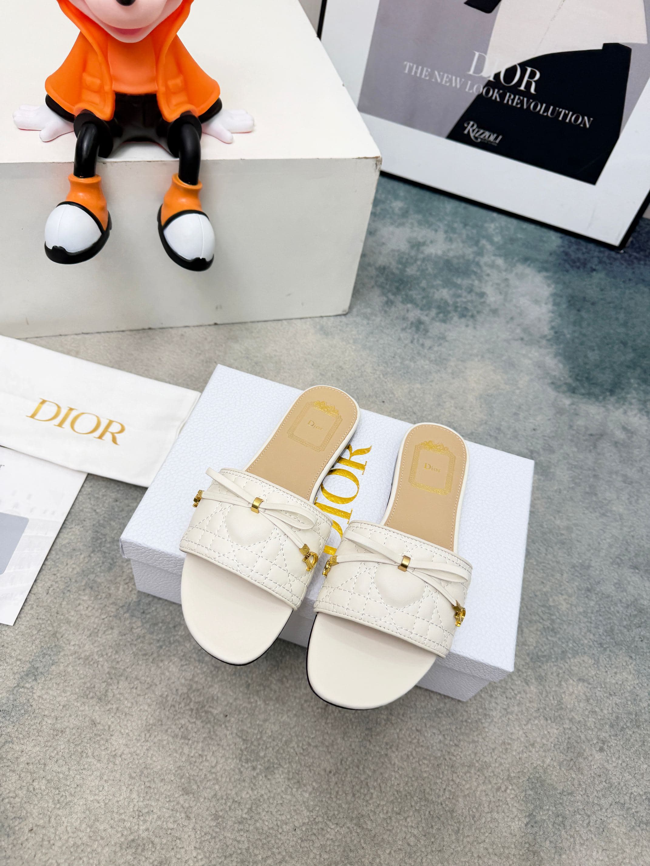 D5851 Spring/summer new model Dior D-Lane slippers – a classic style. The black cowhide upper features the 5D electric Togu pattern, with golden metal CD buckle logos that add a fashionable touch. The padded leather insole ensures comfortable wear, and th — image 1
