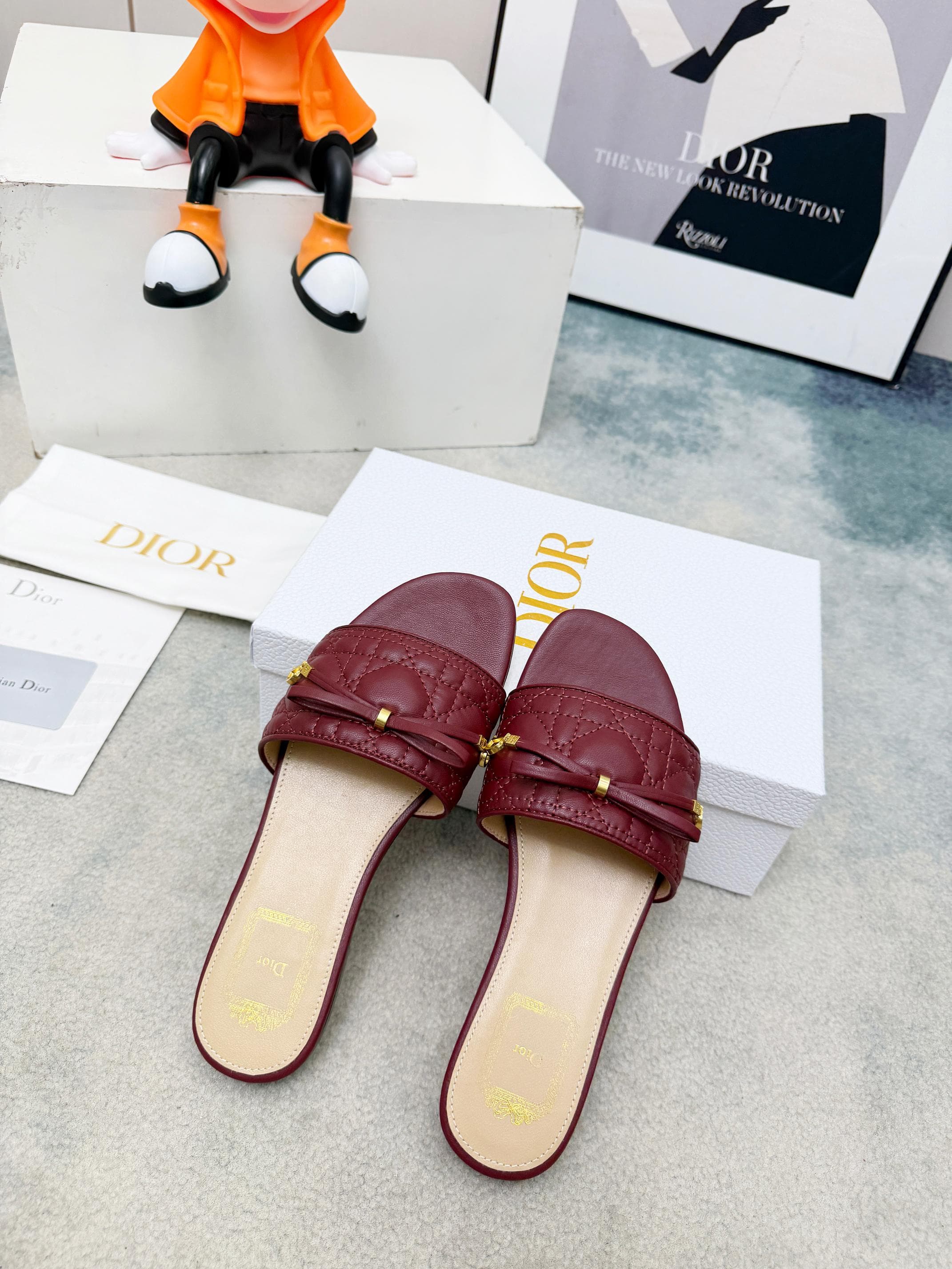 D5853 Spring/Summer new model Dior D-Lane slippers – a classic style. The black cowhide upper features the 5D pattern with a herringbone design, along with golden metal CD buckle decorations, highlighting a fashionable look. The padded leather sole provid — image 1