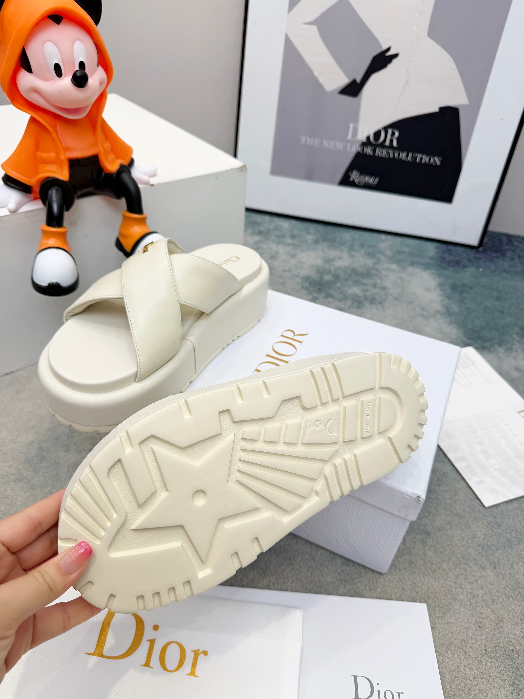 D5848 🔥 Dior Spring/Summer show: Newly updated collection. Classic thick-bottom casual slippers. Original design: 1: 1. Soft and delicate texture, extremely comfortable. Perfect for any occasion. Original foamed sole 💝💝💝 Easy to wear,🌷🌷 — image 1