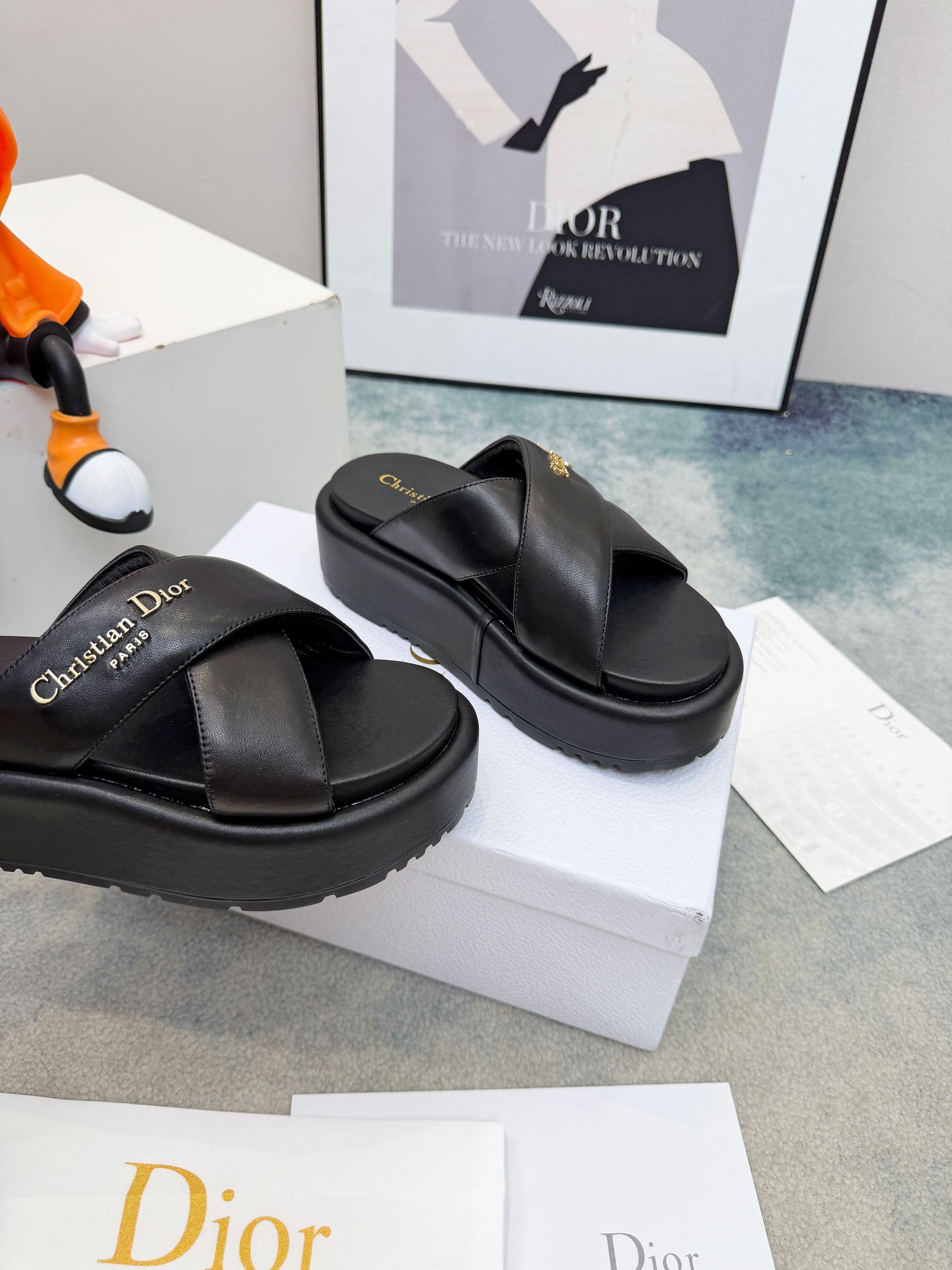 D5847 🔥 Dior Spring/Summer show: New upgraded collection. Classic thick-soled casual slippers. Original design: 1: 1. Soft and delicate texture, extremely comfortable. Versatile style. Original foam sole 💝💝💝 Easy to wear,🌷🌷 — image 1