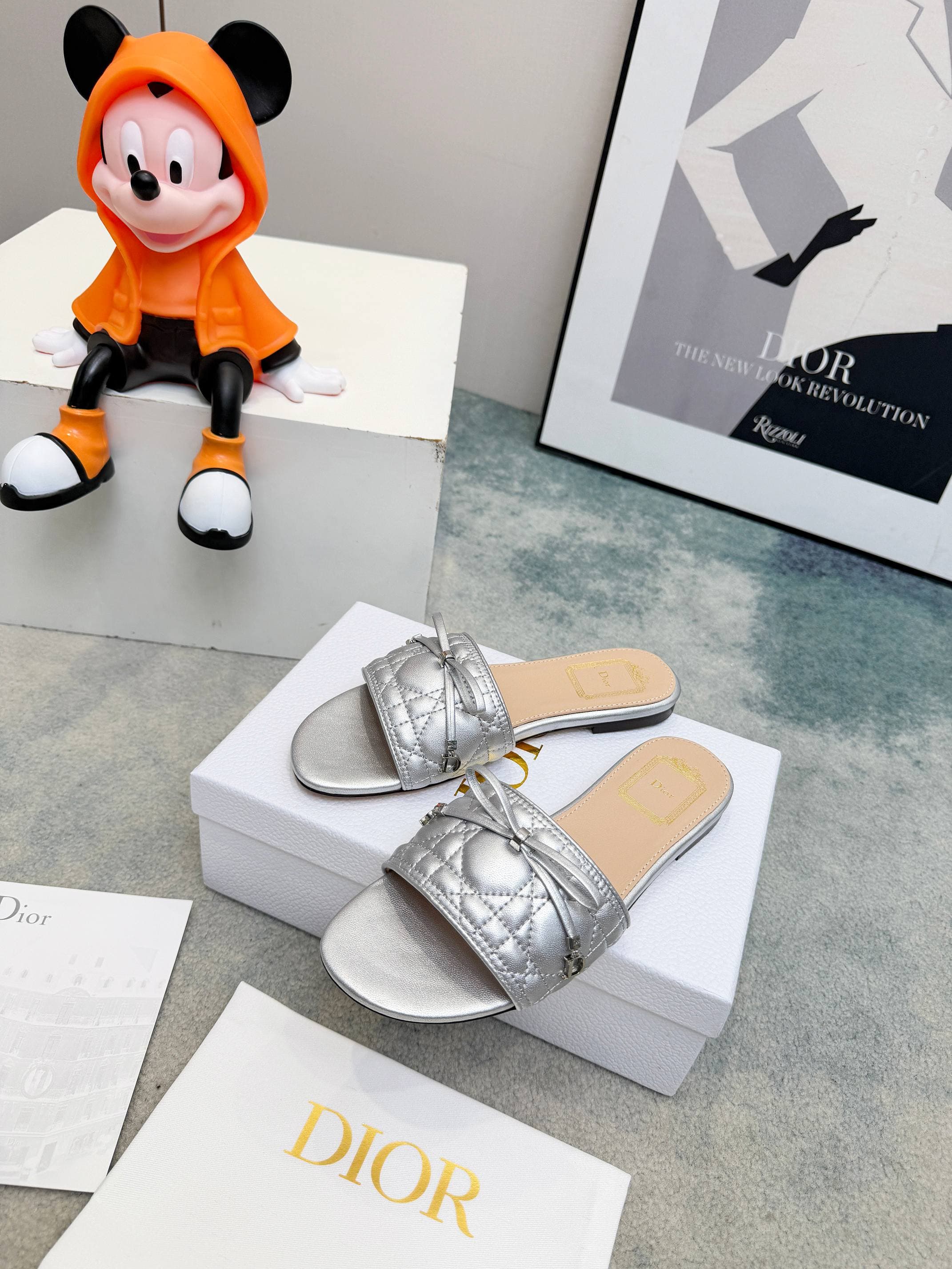 D5845 Spring/summer new model Dior D-Lane slippers – a classic style. The black cowhide upper features the 5D electric Tergu pattern, with golden metallic CD buckle decorations that add a fashionable touch. The padded leather insole ensures comfortable we — image 1
