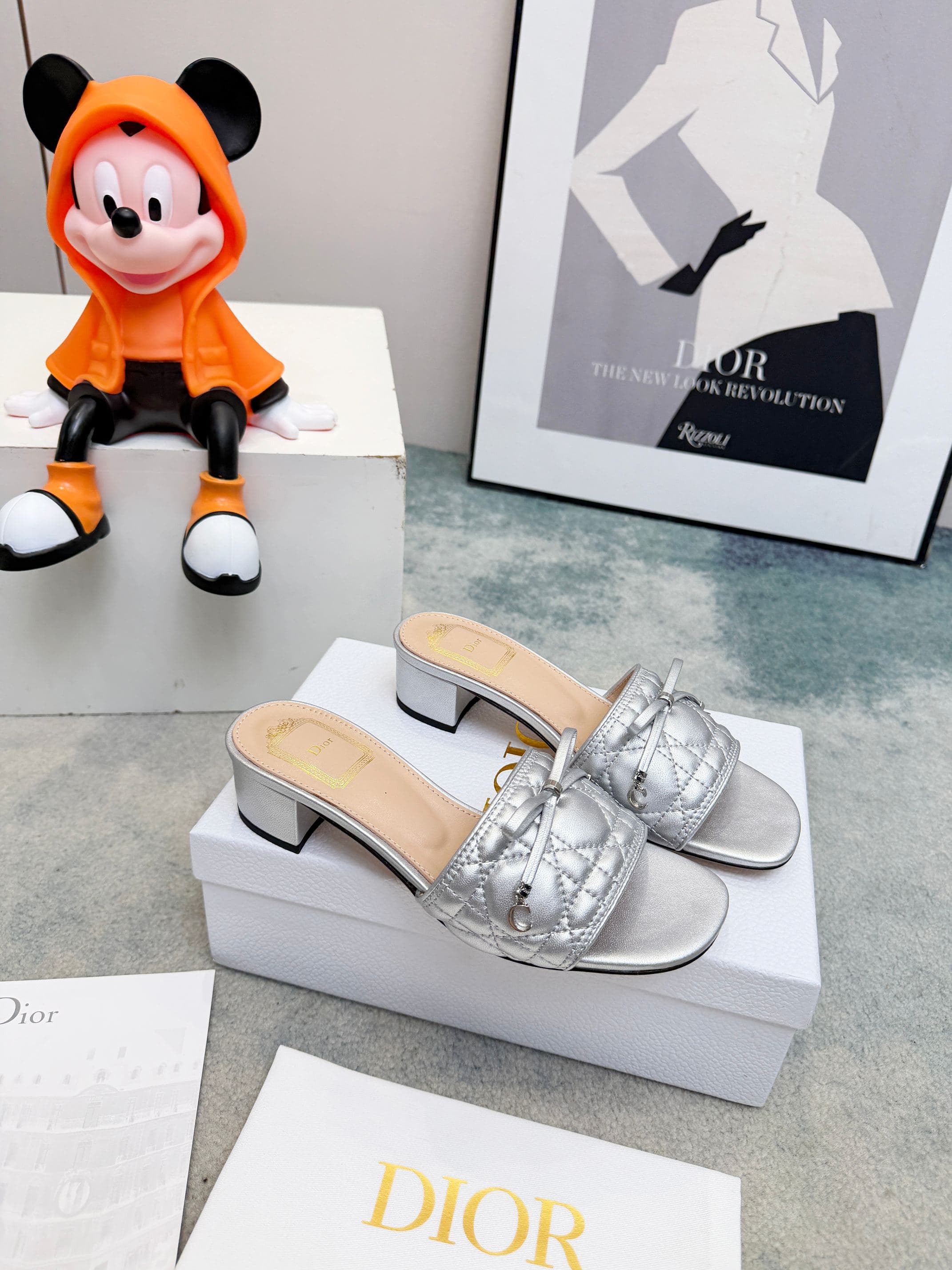 D5846 Spring/summer new model Dior D-Lane slippers – a classic style. The black cowhide upper features the 5D pattern with geometric patterns; it is adorned with gold-colored metal CD buckles, highlighting its fashionable appearance. The padded leather so — image 1