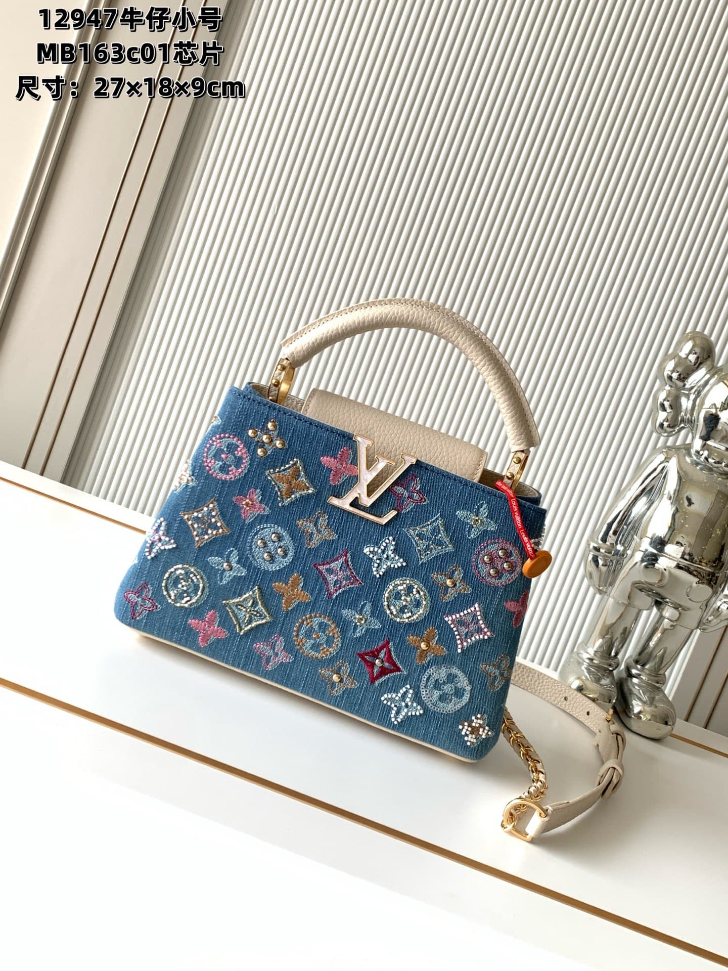 C4951 P【Full-steel hardware, MB163c01 variable code chip】High-grade product with complete packaging. Model number: M12947. Small size, with a light white denim pattern and floral embroidery. This Capucines handbag features Monogram denim fabric, embroider