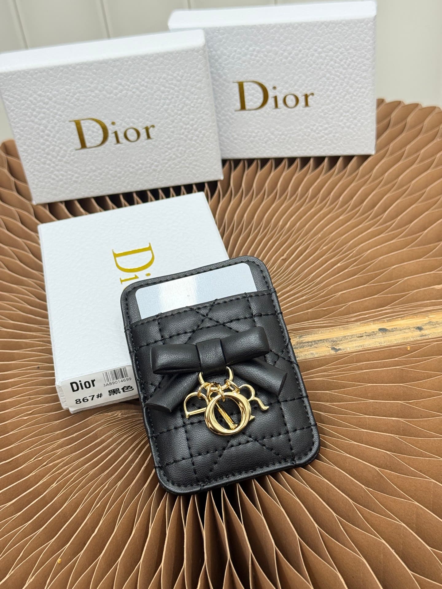 C388 This Lady Dior magnet card case is a delicate accessory that showcases the brand’s exquisite craftsmanship. The Cannage pattern and the羊 leather texture are adorned with intricate bow ties – these are new elements of the Dior logo, highlighting the e — image 1