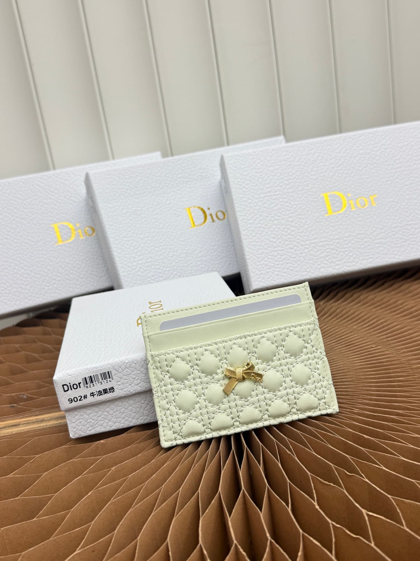 C396 This Baby Bow Freesia card case is designed in a elegant and practical manner. The black mini brocade pattern with leather texture, along with delicate bow details, offers a clever new interpretation of the classic brand’s theme. This exquisite acces — image 1