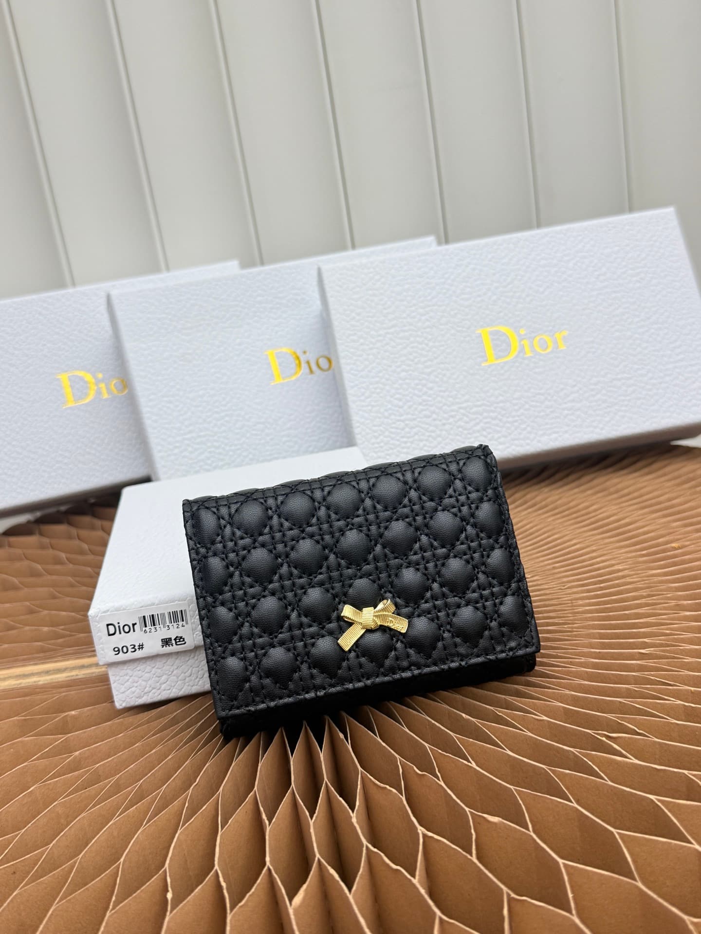 C397 The Baby Bow Glycine Silver Bag features a compact and practical design. The black mini brocade pattern with leather texture, along with delicate bow details, offers a unique interpretation of the classic brand’s theme. This exquisite accessory can h — image 1
