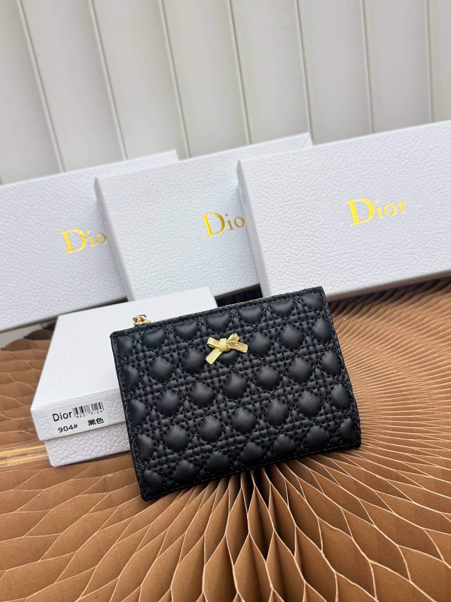 C400 Baby Bow Begonia silver bag combines elegant style with high practicality. The black mini vine pattern on the suede material, combined with delicate bow details, offers a clever new interpretation of the classic brand’s theme. This essential daily ac — image 1