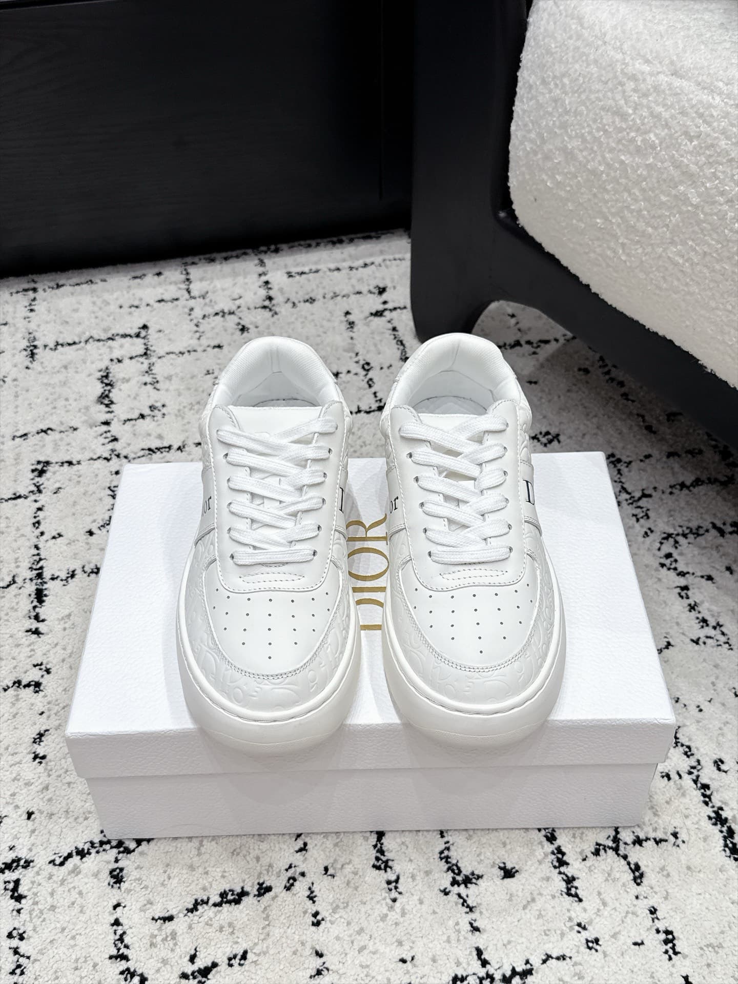 D5737 Dior 26/ Dior’s new casual shoes, with patterns and white-colored soles — image 1