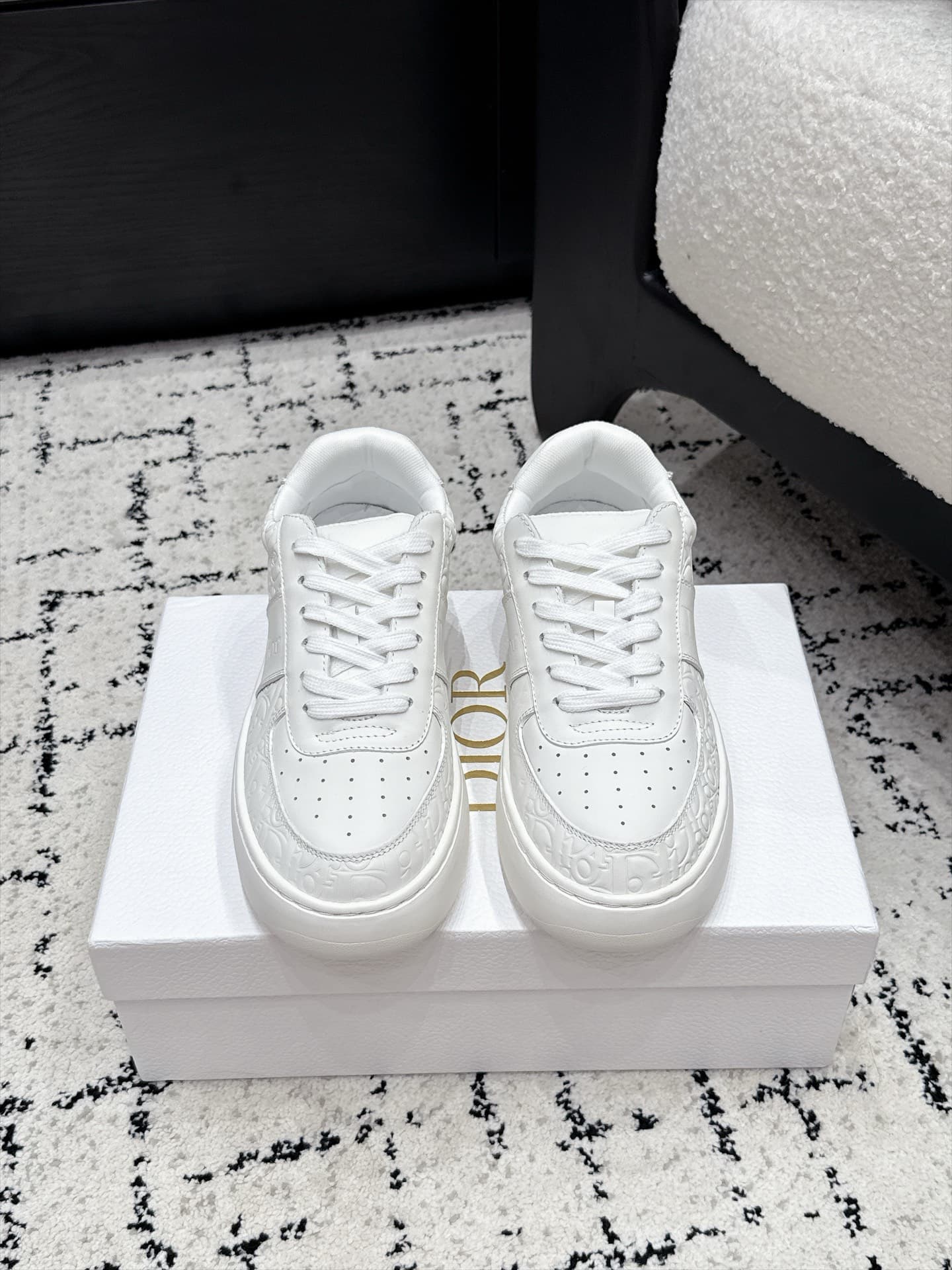 D5736 Dior 26/ Dior’s new casual shoes, with patterns and white-colored soles — image 1