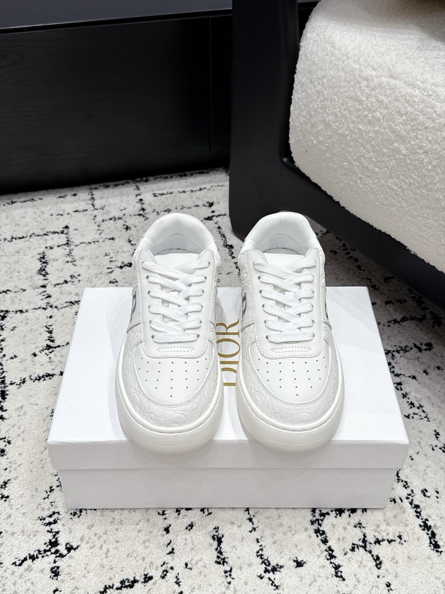 D5735 Dior 26/ Dior’s new casual shoes, with embossing, white-colored shoes, board shoes — image 1