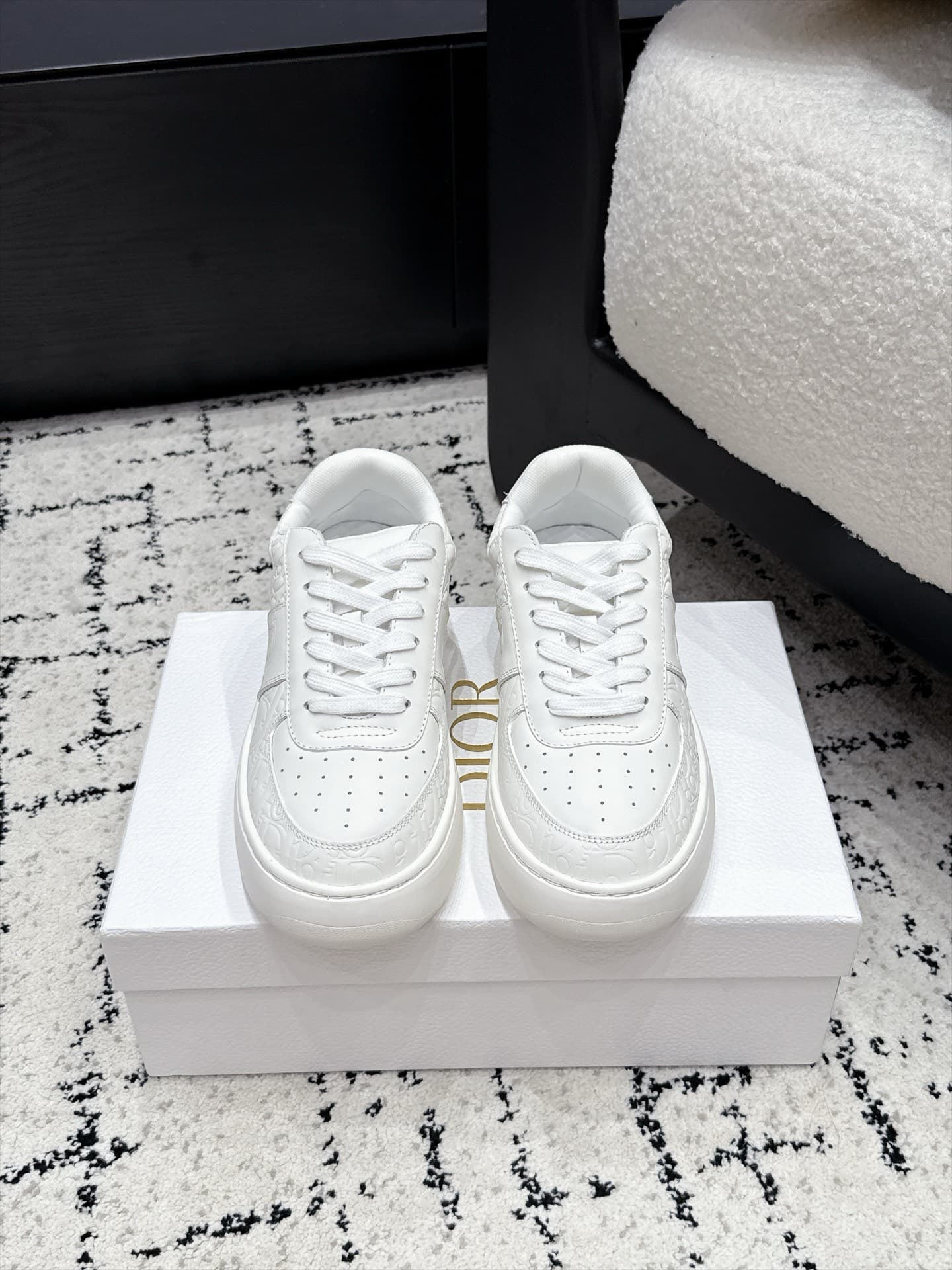 D5734 Dior 26/ Dior’s new casual shoes, with patterns and white-colored soles — image 1