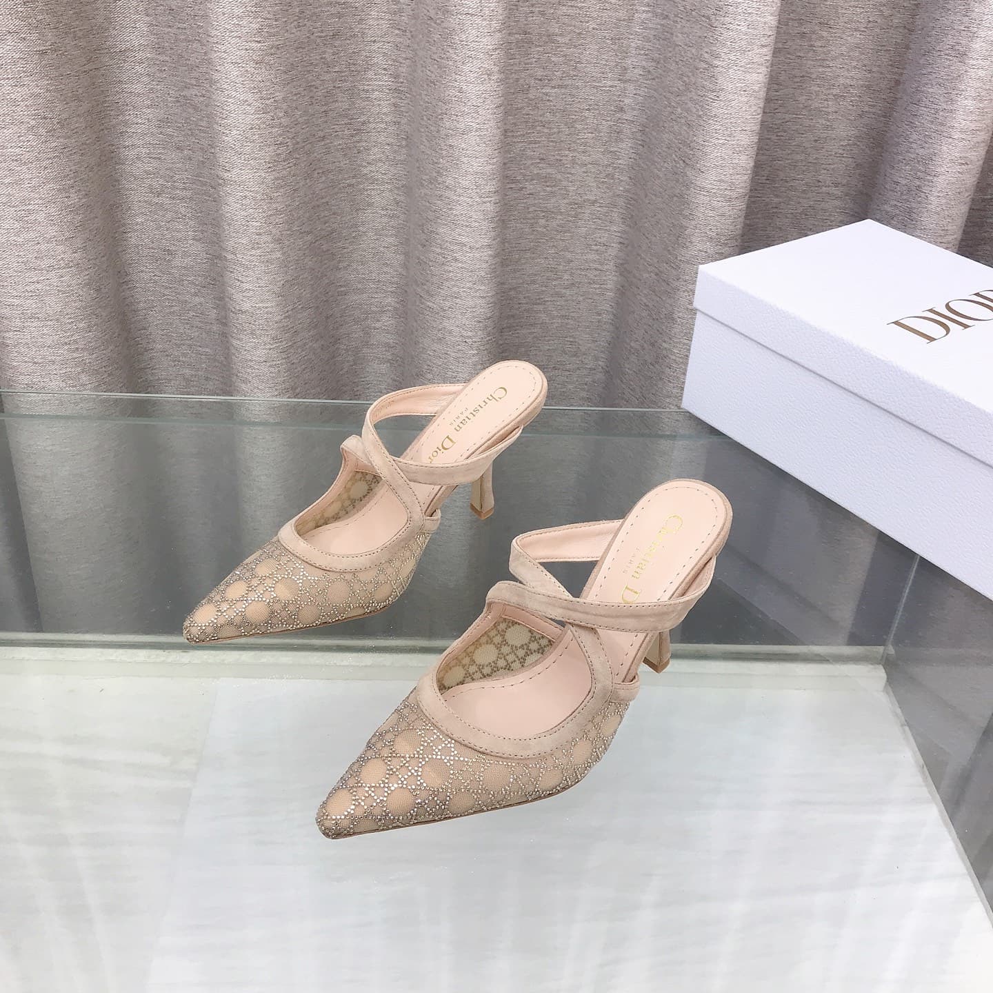 D6015 Dior 2026 new casual slippers, glittering… glittering… crystal-soled high heels Mules for celebrities, sequin-edged velvet pattern cat-heel slippers – the top-tier version on the market — image 1