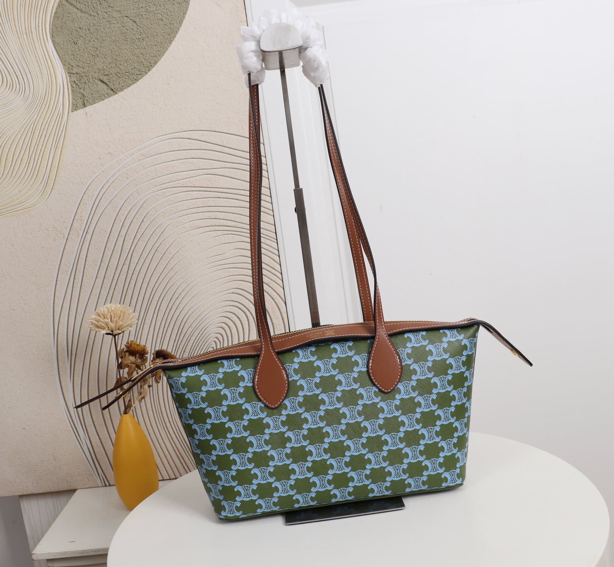 C464 .Celine Seline bag, dimensions: 26*19*8cm — image 1