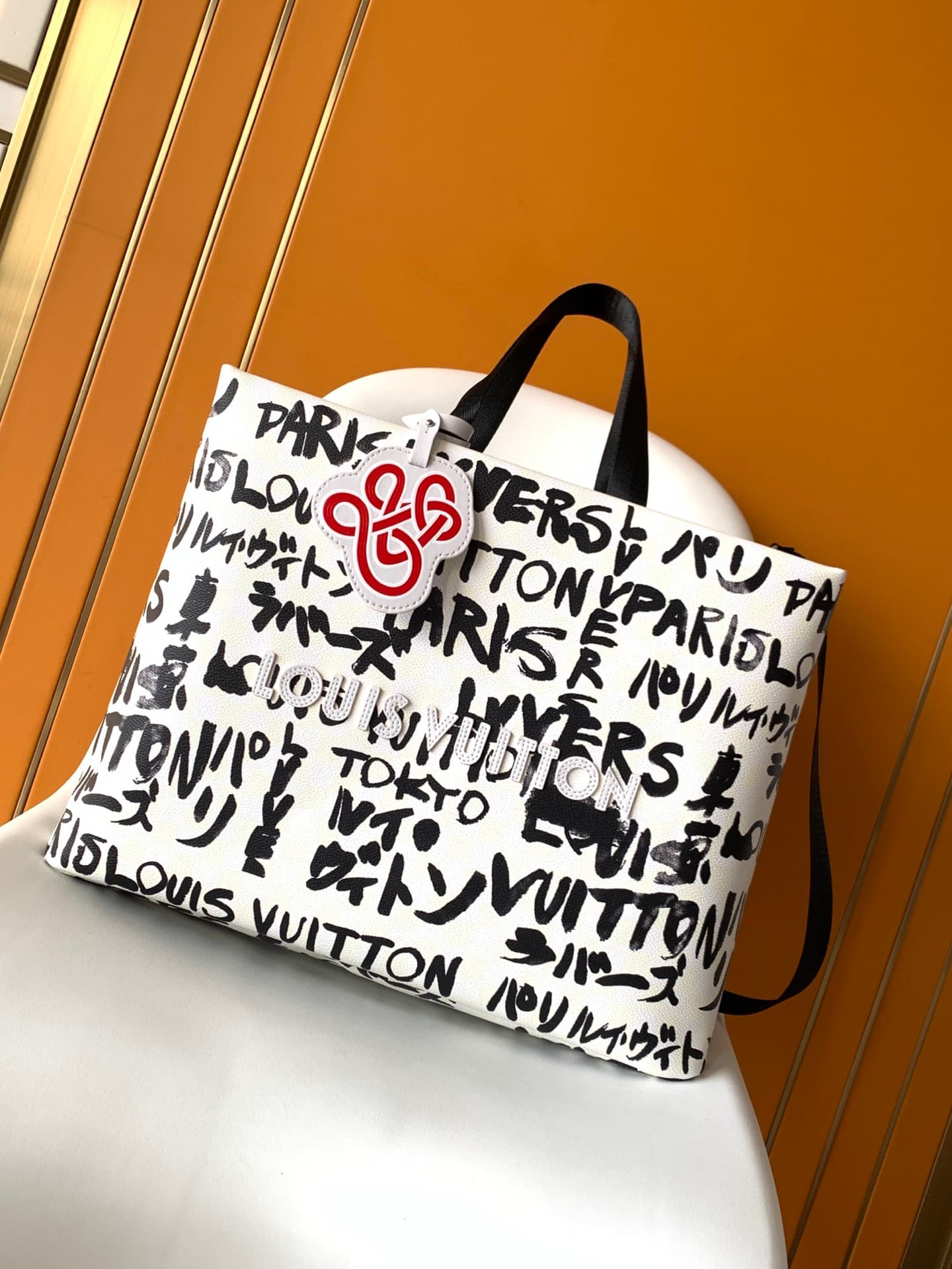 C5269 💰M40797 – Top-quality original items. The dynamic 163 model is a medium-sized Shopper Tote bag featuring Damier check pattern combined with striking hand-drawn elements. This bag represents the collaborative creativity between Pharrell Williams and — image 1