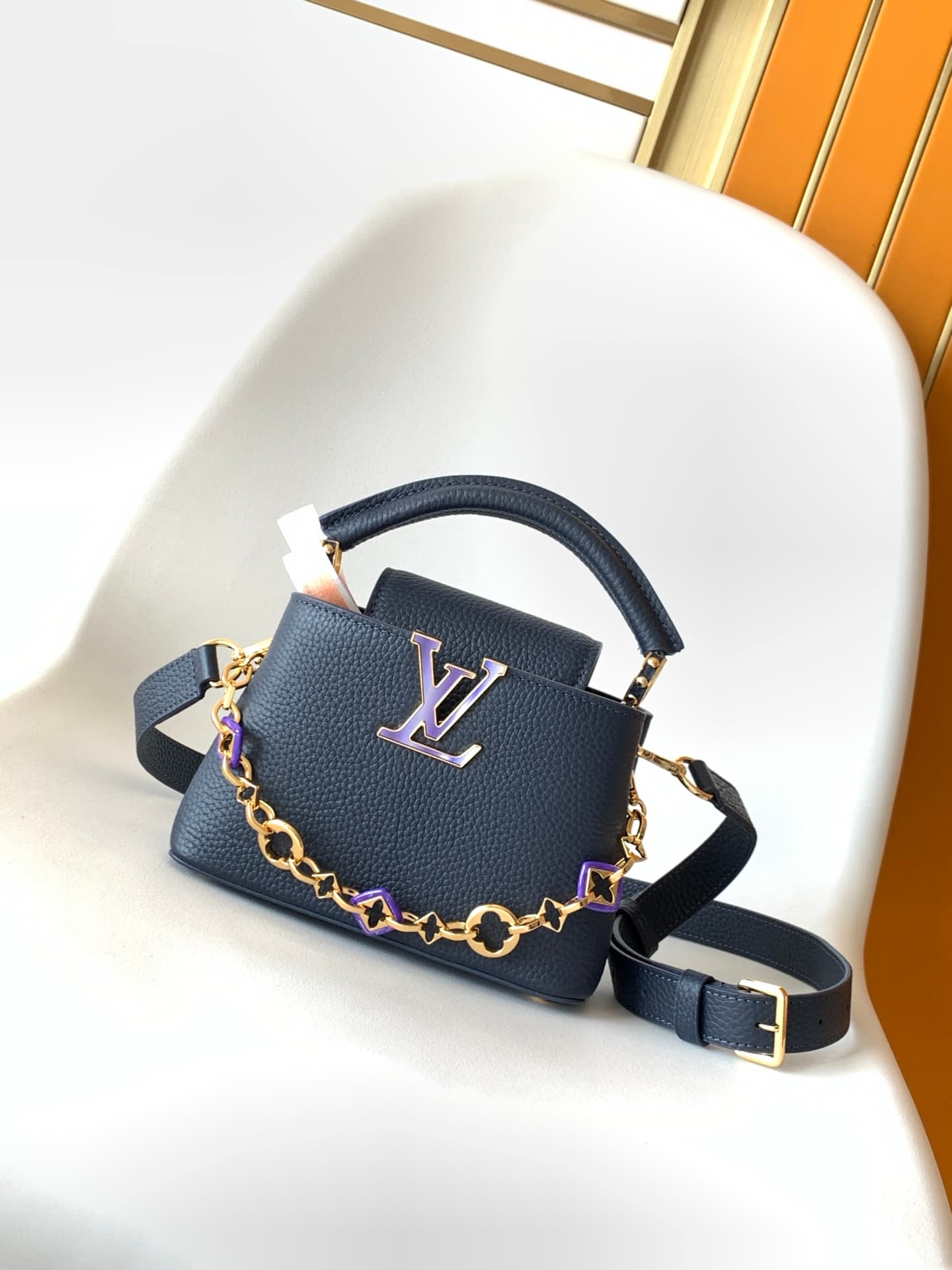 C5310 💰 M14381 brown M14970 black M14971 blue M14972 pink-purple M14393 horizontal white 100% original, dynamic 163 model Capucines BB handbag. Inspired by the design elements of the Harmony collection, this bag features exquisite chains that evoke the in — image 1