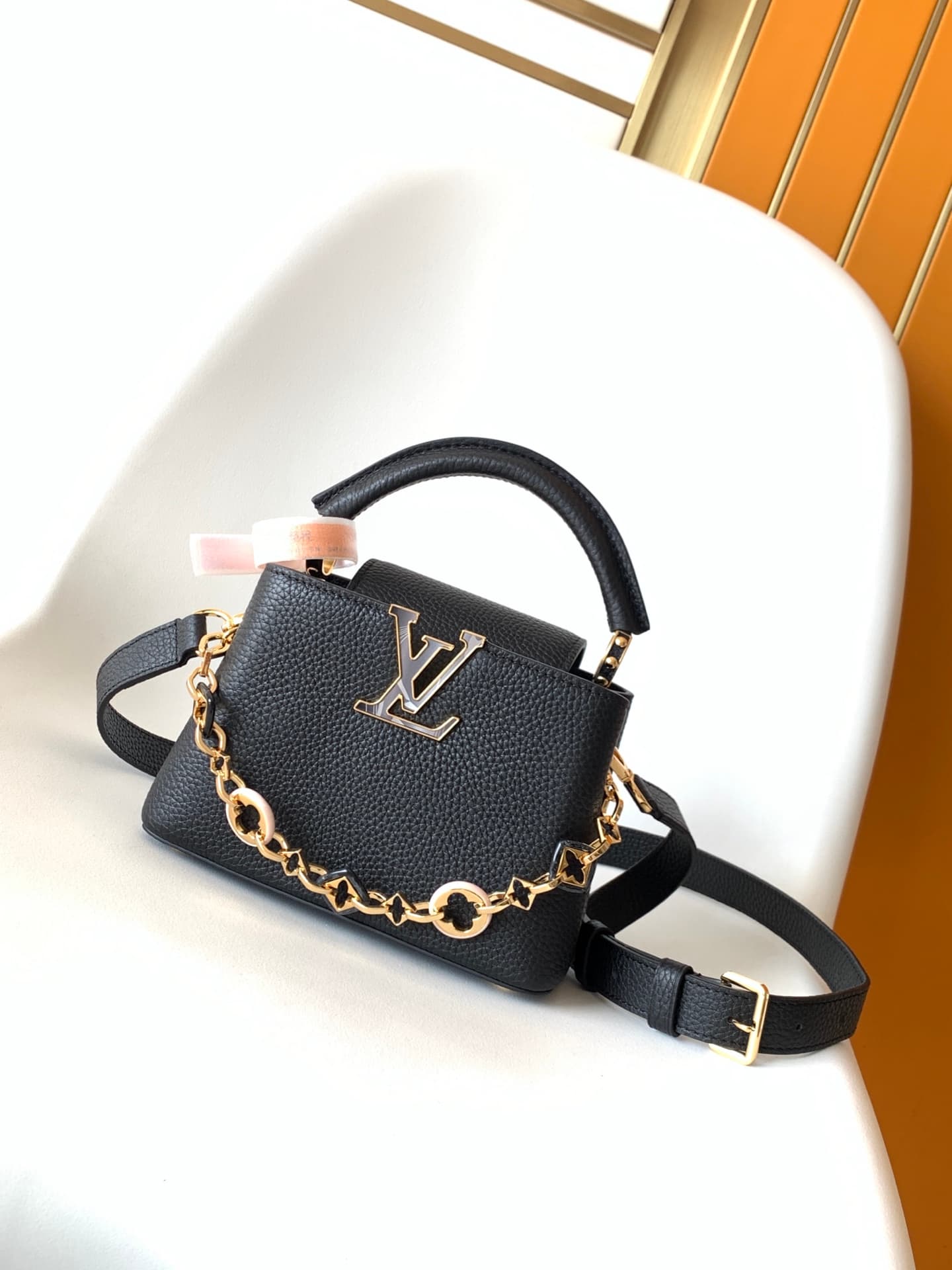 C5308 💰 M14381 brown M14970 black M14971 blue M14972 pink-purple M14393 horizontal white 100% original factory product, dynamic 163 model. Capucines BB handbag features design elements from the Harmony collection, with beautiful chains that inspire the Mo — image 1