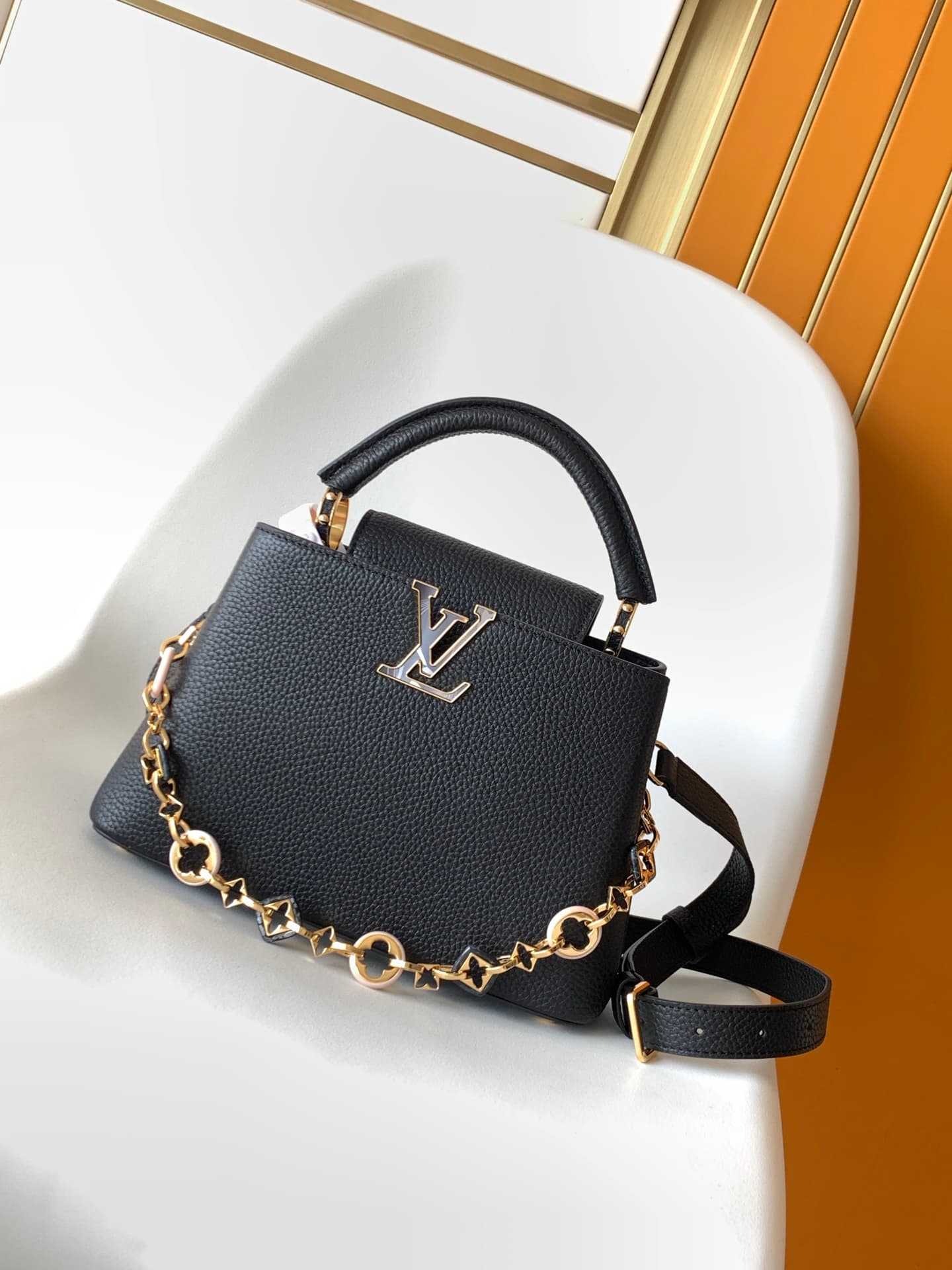 C5307 💰 M14381 brown M14970 black M14971 blue M14972 pink-purple M14393 horizontal white 100% original, dynamic 163 model Capucines BB handbag. Inspired by the design elements of the Harmony collection, this bag features exquisite chains that evoke the in — image 1