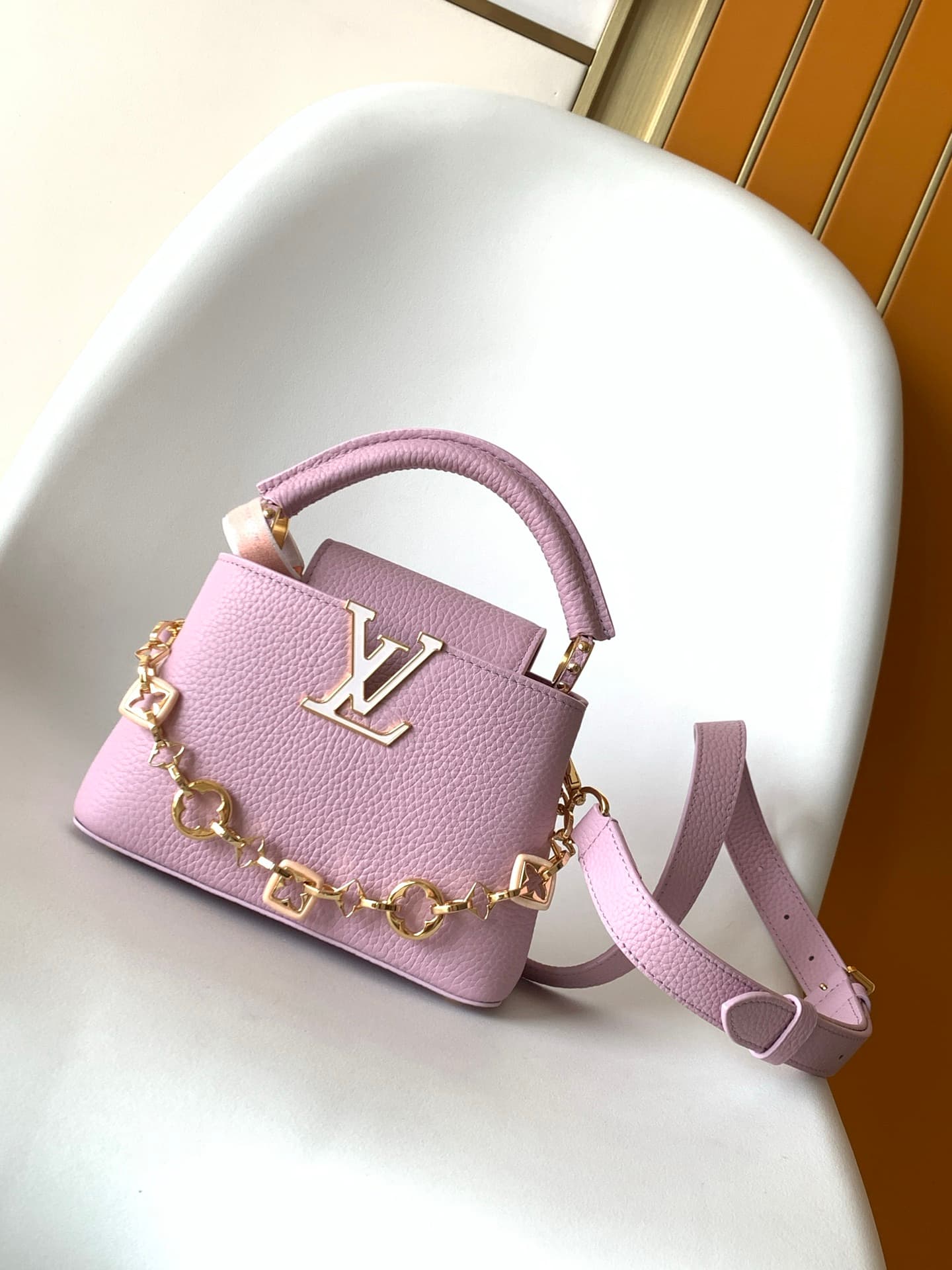 C5306 💰 M14381 brown M14970 black M14971 blue M14972 pink-purple M14393 light white horizontal style. High-quality original product, dynamic 163. This Capucines BB handbag draws inspiration from the design elements of the Harmony series, with elegant chai — image 1