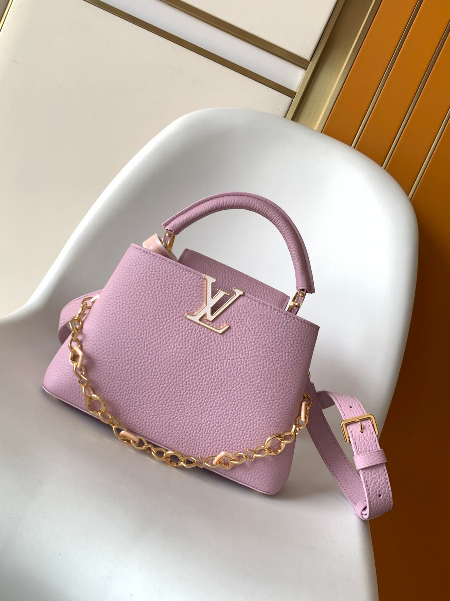 C5305 💰 M14381 brown M14970 black M14971 blue M14972 pink-purple M14393 horizontal white 100% original factory product, dynamic 163 model. Capucines BB handbag, inspired by the design elements of the Harmony collection, features a luxurious chain design t — image 1