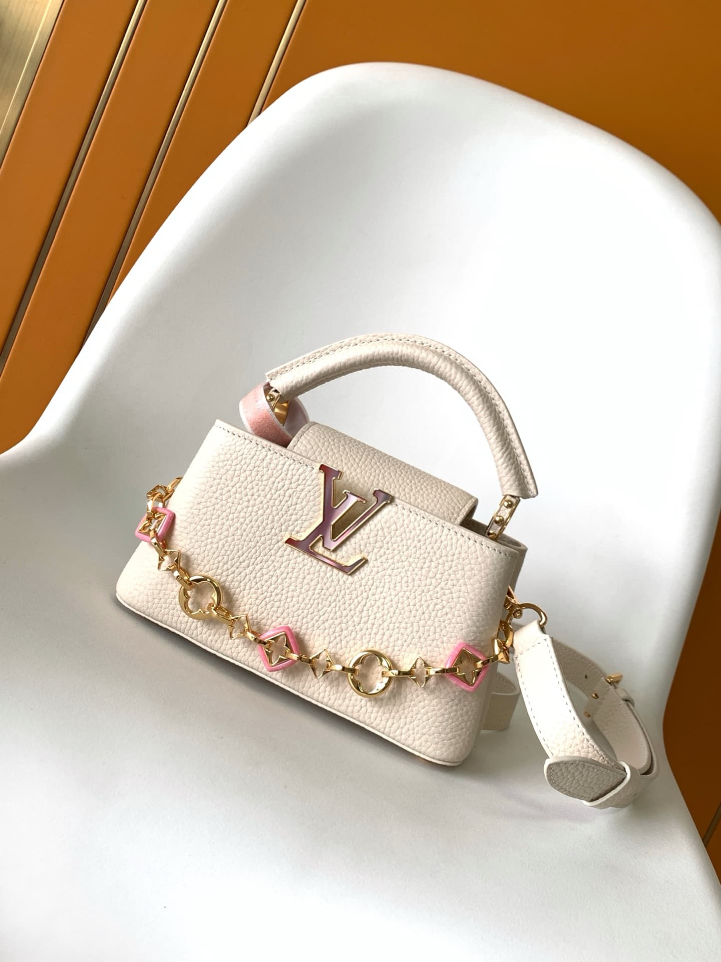 C5302 💰 M14381 brown M14970 black M14971 azure M14972 lavender pink M14393 light white horizontal style. Premium original quality. Dynamic 163 model. Capucines BB handbag, inspired by the design elements of the Harmony collection. The body is made of Taur — image 1