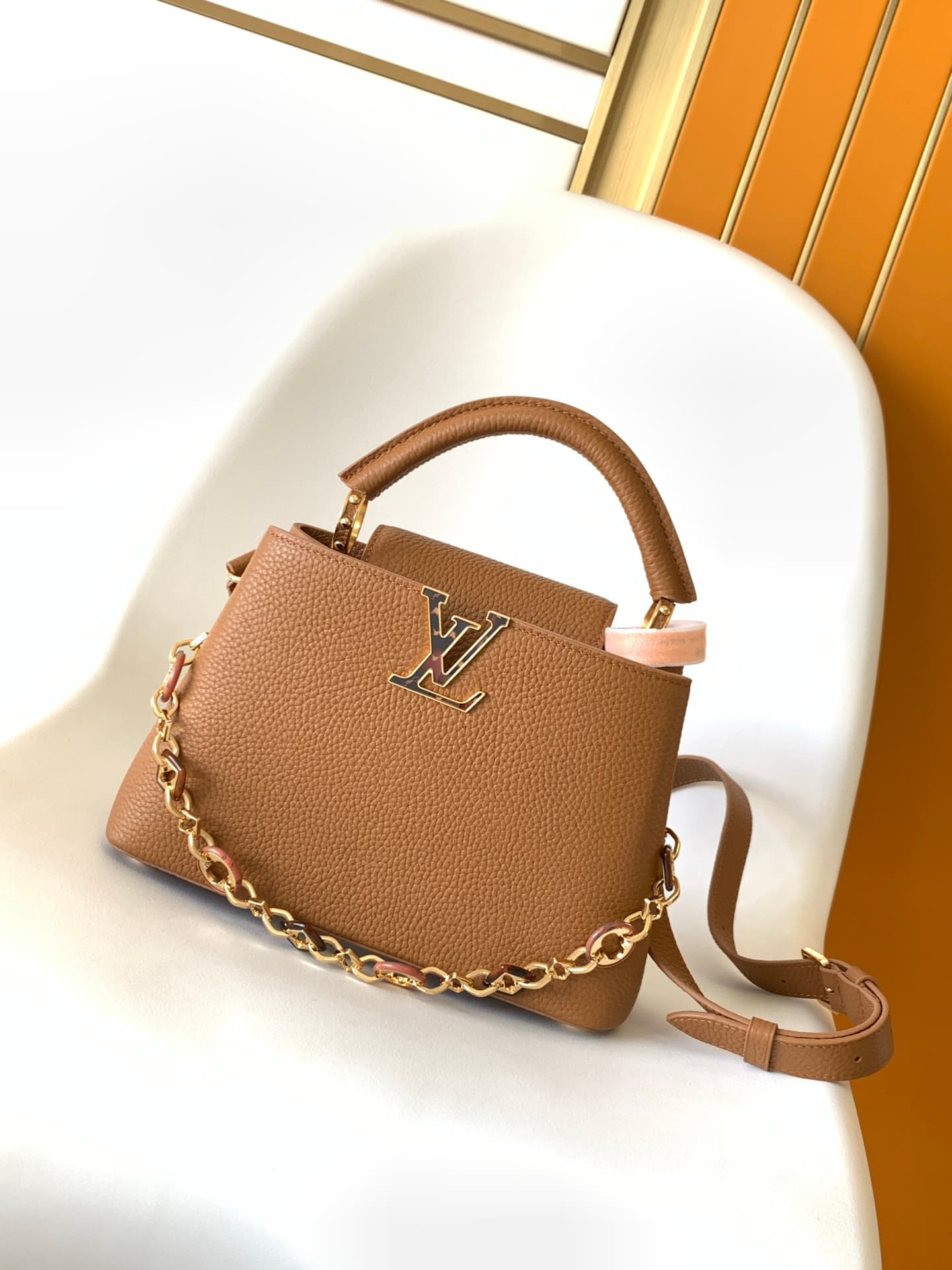 C5304 💰 M14381 brown M14970 black M14971 azure M14972 pink-purple M14393 light white horizontal style. Premium original quality. Dynamic 163 model. Capucines BB handbag. Inspired by the design elements of the Harmony collection, it features beautiful chai — image 1