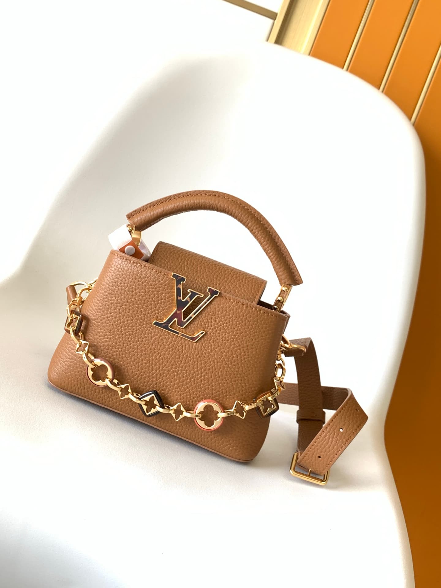 C5303 💰 M14381 brown M14970 black M14971 azure M14972 pink-purple M14393 light white horizontal style. High-quality original product, dynamic 163 model. This Capucines BB handbag draws inspiration from the design elements of the Harmony collection, with e — image 1