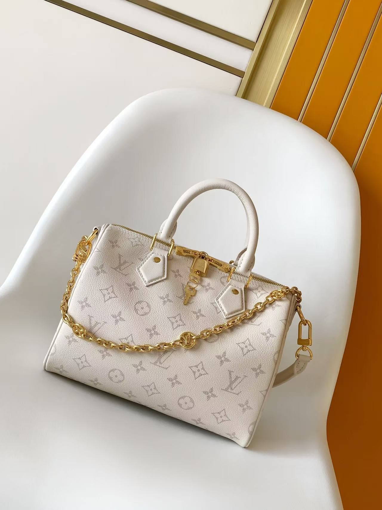 C5142 💰 Top-tier original items: Dynamic 163M26691 (brown), M26486 (black), M26690 (white). This Speedy Bandoulière 25 handbag features leather with a soft, pillow-like texture, adding a modern touch to the LV Bliss series. The classic Monogram pattern is — image 1