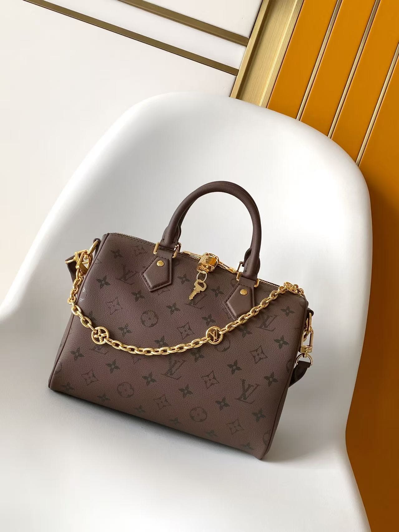 C5140 💰 Top-quality original items: Dynamic 163M26691 (brown), M26486 (black), M26690 (white). This Speedy Bandoulière 25 handbag features leather with a soft, pillow-like texture, adding a modern touch to the LV Bliss series. The classic Monogram pattern — image 1