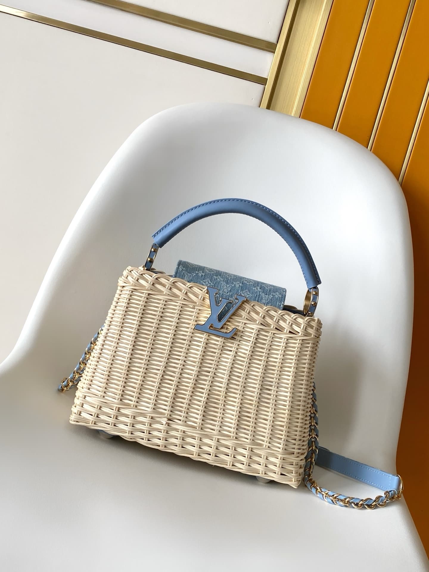 C5212 💰M28548 pink color M29501 blue color M28775 new brown color M28542 large-sized special-grade original style. This Capucines mini handbag belongs to the Rattan collection. It features a flap closure and a Louis Vuitton Monogram pattern, creating a un — image 1