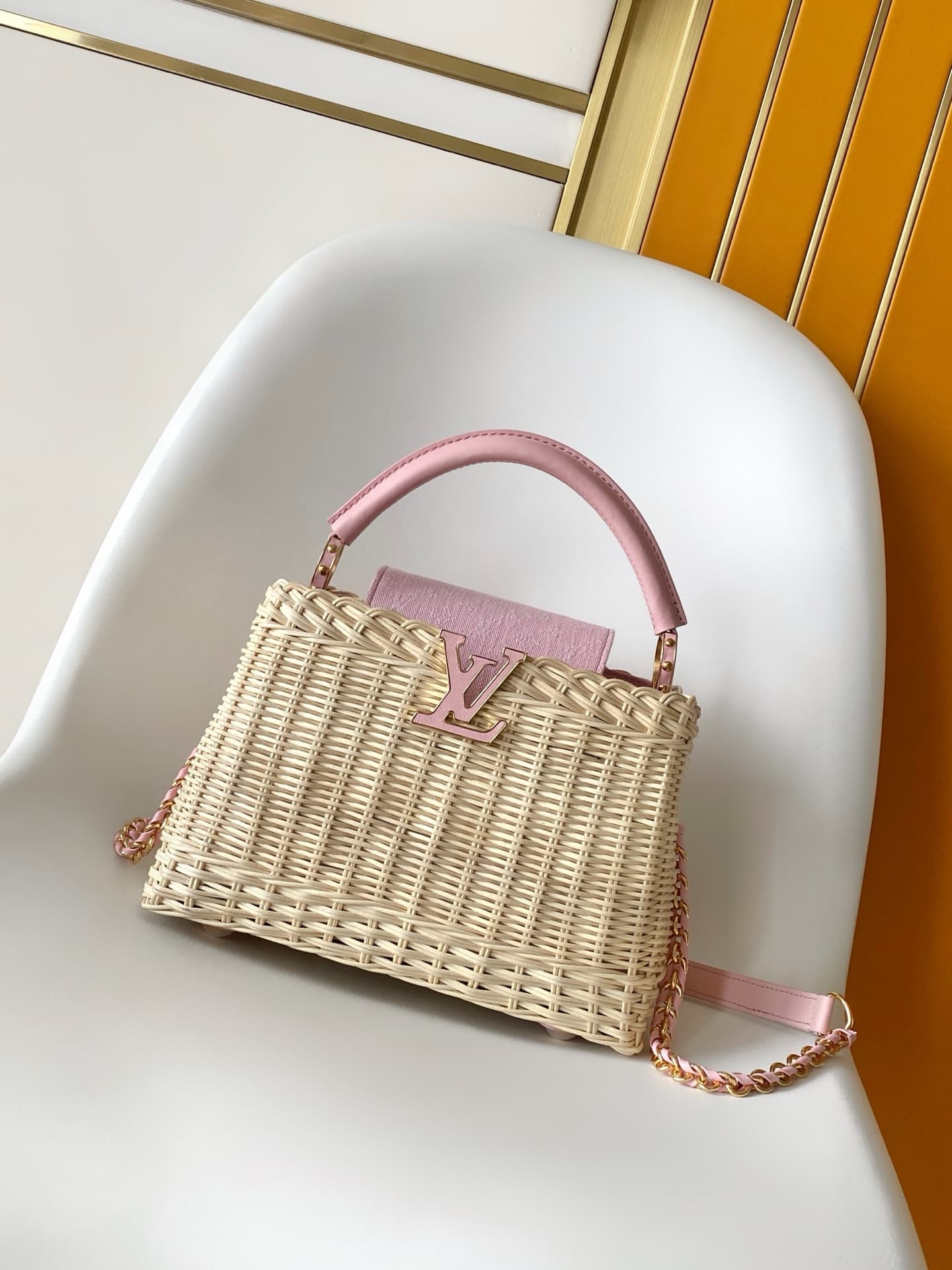 C5215 💰M28548 pink M29501 blue M28775 new brown M28542 new large brown premium original. This Capucines mini handbag belongs to the Rattan collection. It features a snap closure and the Louis Vuitton Monogram pattern, creating a unique design for the seas — image 1
