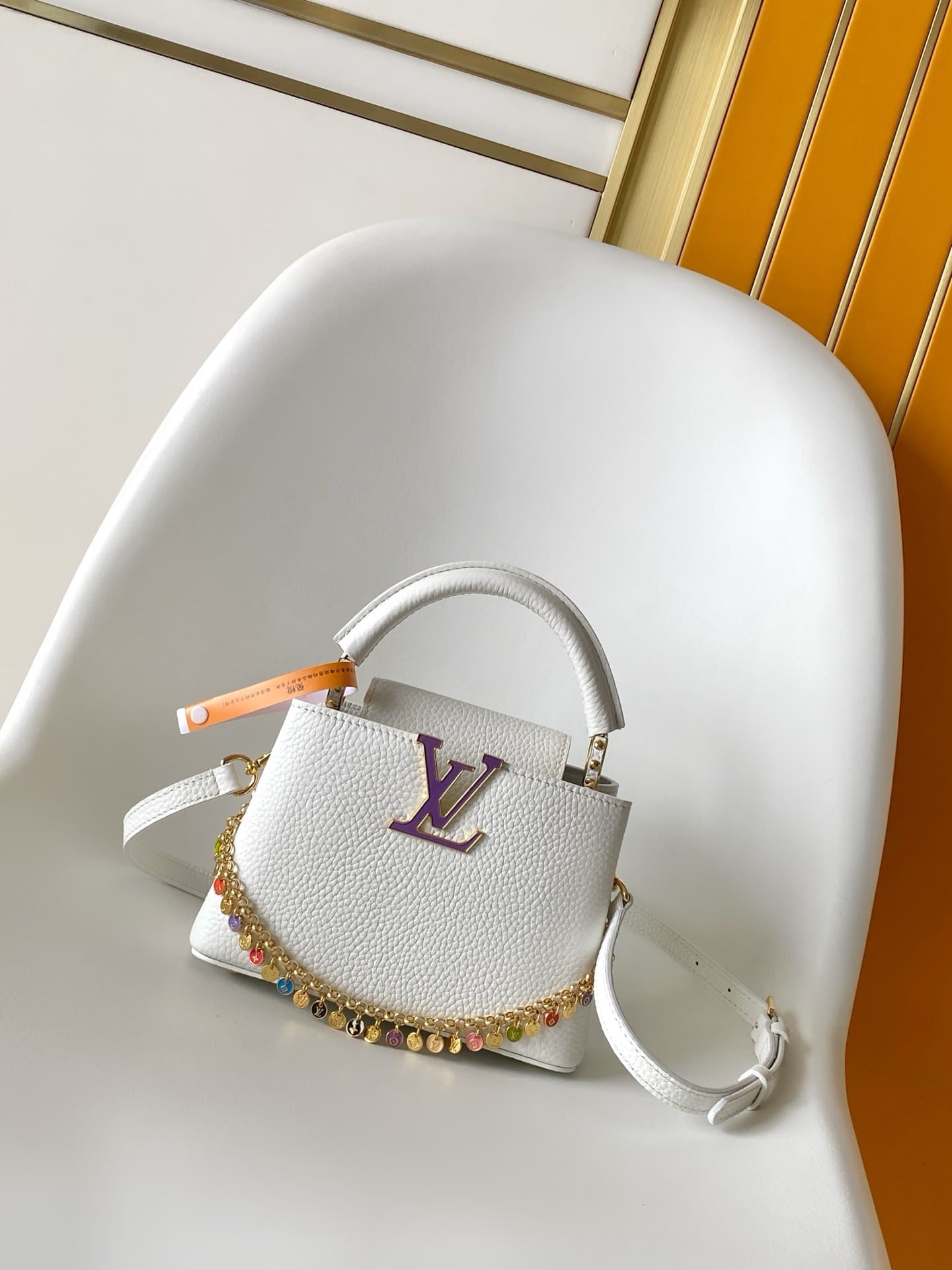 C5300 💰M28200 White M28304 Red M28245 Sand color M28198 Horizontal mint green M28197 Black premium original dynamic 163 This model Capucines mini handbag comes from the LV Confetti collection. It features elegant Taurillon leather in two different styles, — image 1