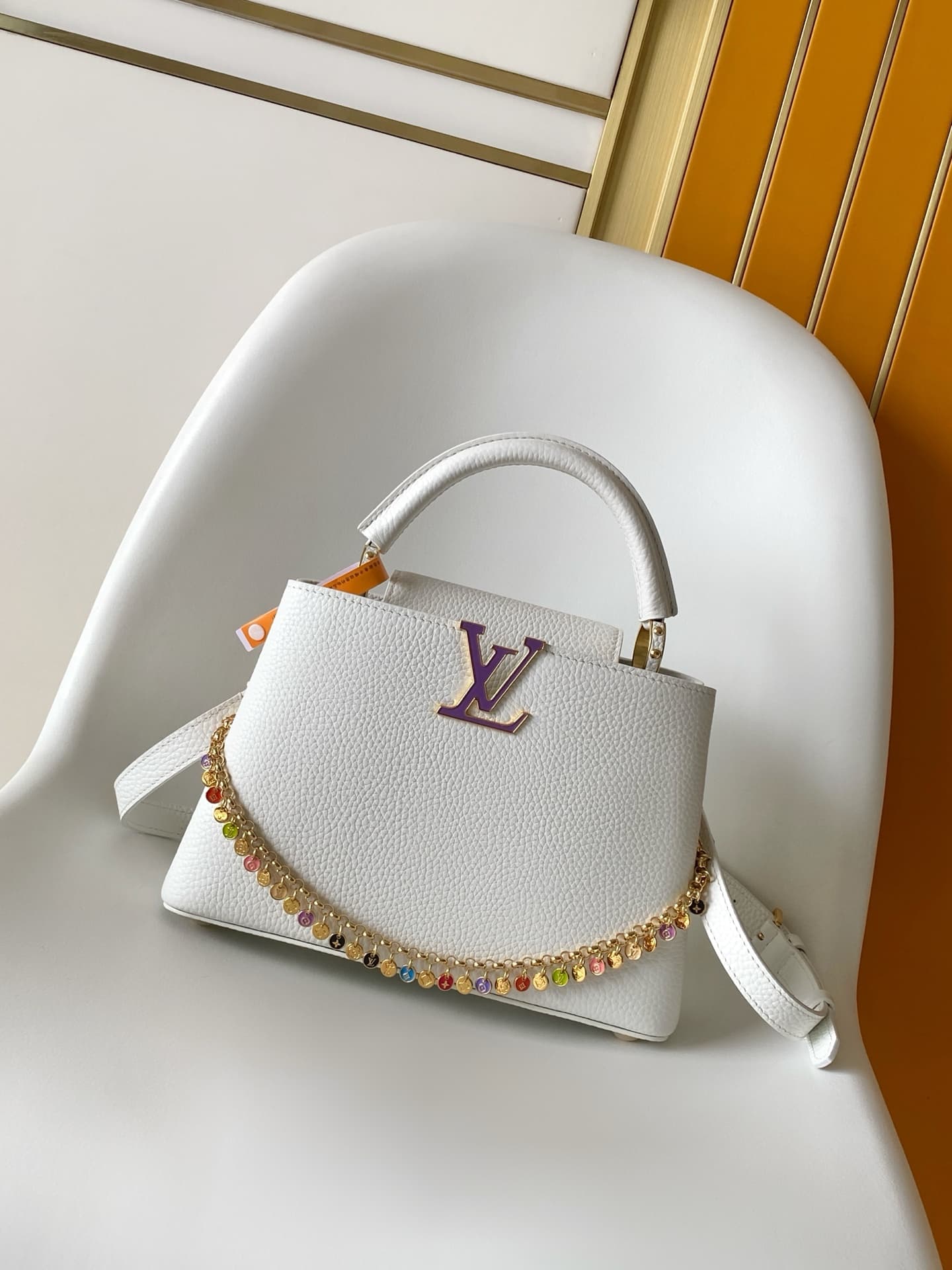 C5299 💰M28200 White M28304 Red M28245 Sand color M28198 Horizontal mint green M28197 Black premium original dynamic 163 This model: Capucines mini handbag comes from the LV Confetti collection. Made from light-colored Taurillon leather, it features two di — image 1