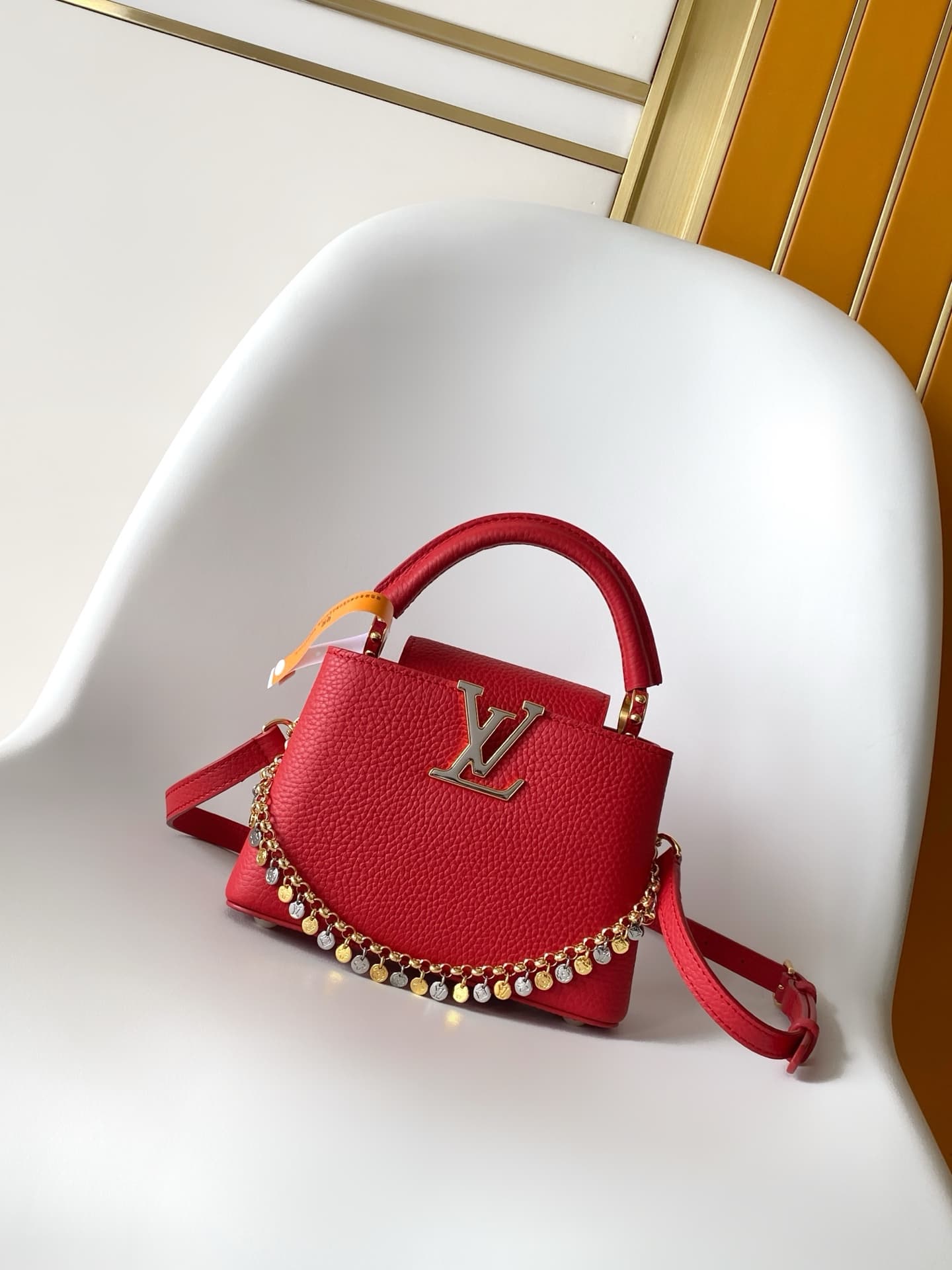 C5298 💰M28200 White M28304 Red M28245 Sand color M28198 Horizontal mint green M28197 Black premium original dynamic style 163 This model: Capucines mini handbag comes from the LV Confetti collection. It features elegant Taurillon leather in two different — image 1