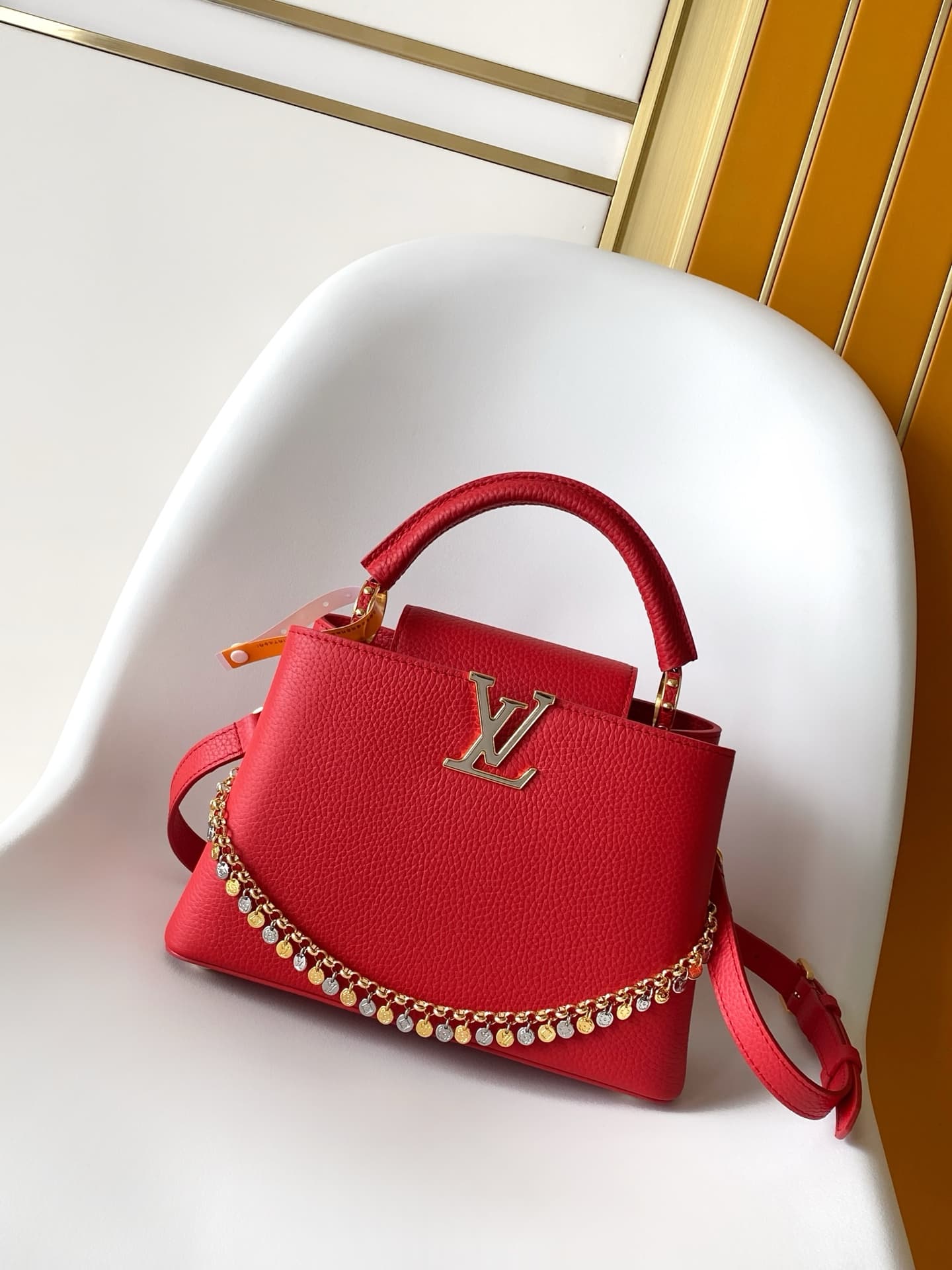 C5297 💰M28200 White M28304 Red M28245 Sand color M28198 Horizontal mint green M28197 Black premium original dynamic style 163 This model: Capucines mini handbag comes from the LV Confetti collection. Made from elegant Taurillon leather, it offers two styl — image 1