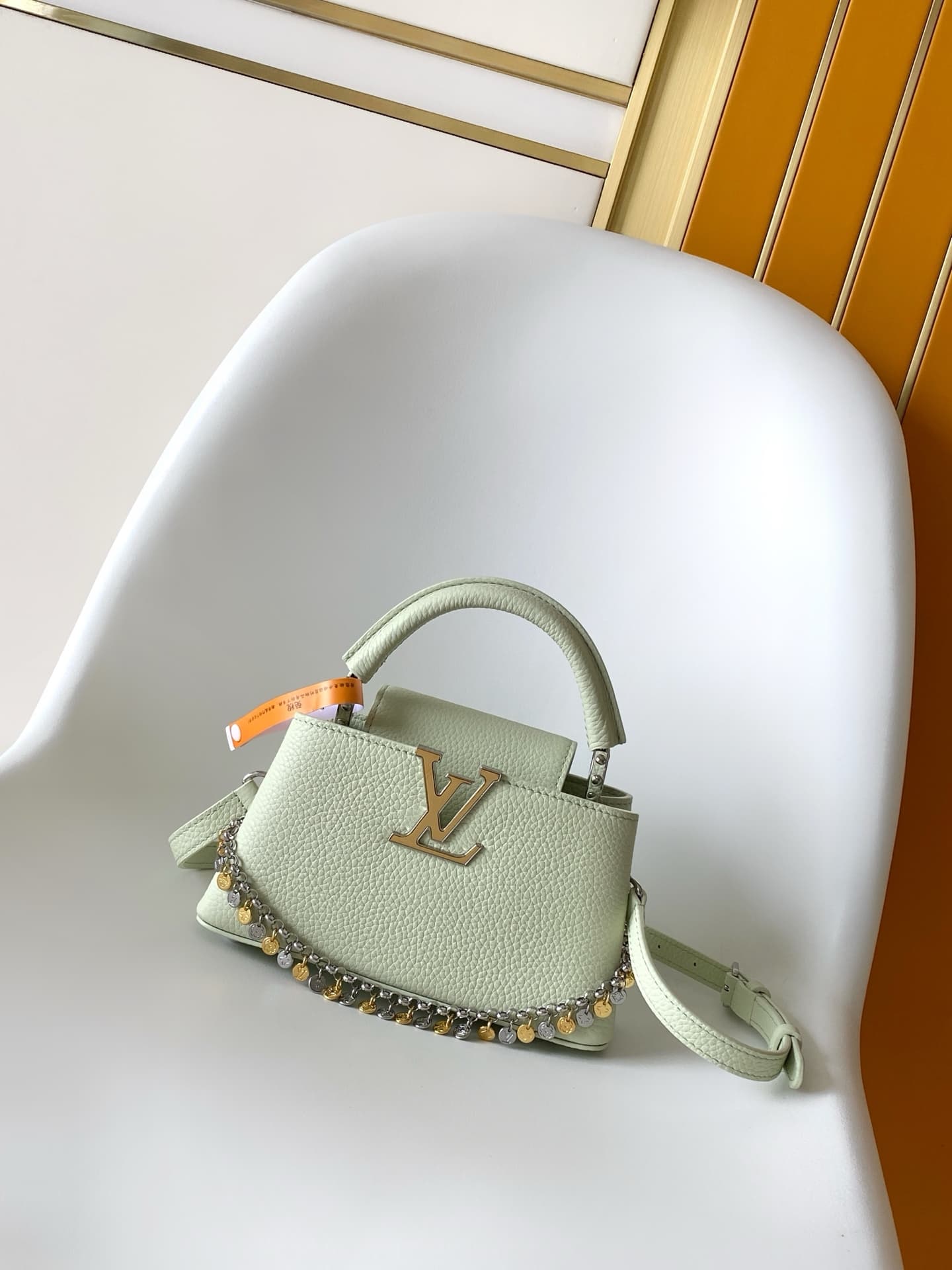 C5296 💰M28200 White M28304 Red M28245 Sand color M28198 Horizontal mint green M28197 Black premium original dynamic 163 This model Capucines mini handbag comes from the LV Confetti collection. Made from elegant Taurillon leather, it offers two stylish opt — image 1
