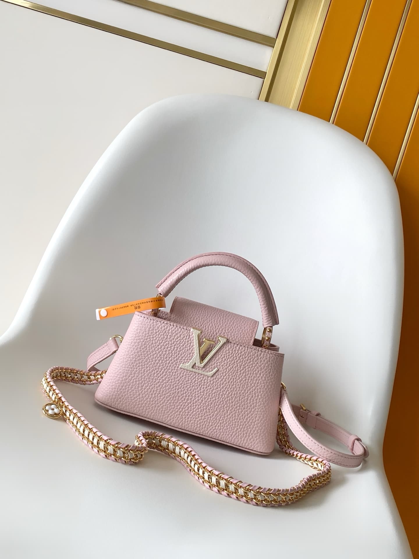 C5208 💰 M29439 Black; M28450 Beige; M29440 Gray; M28688 Brown; M28691 Bright Red; M29498 Pink – premium original style. The Capucines mini handbag features exquisite hand-woven chains and enamel Monogram floral decorations, highlighting the brand’s skille — image 1