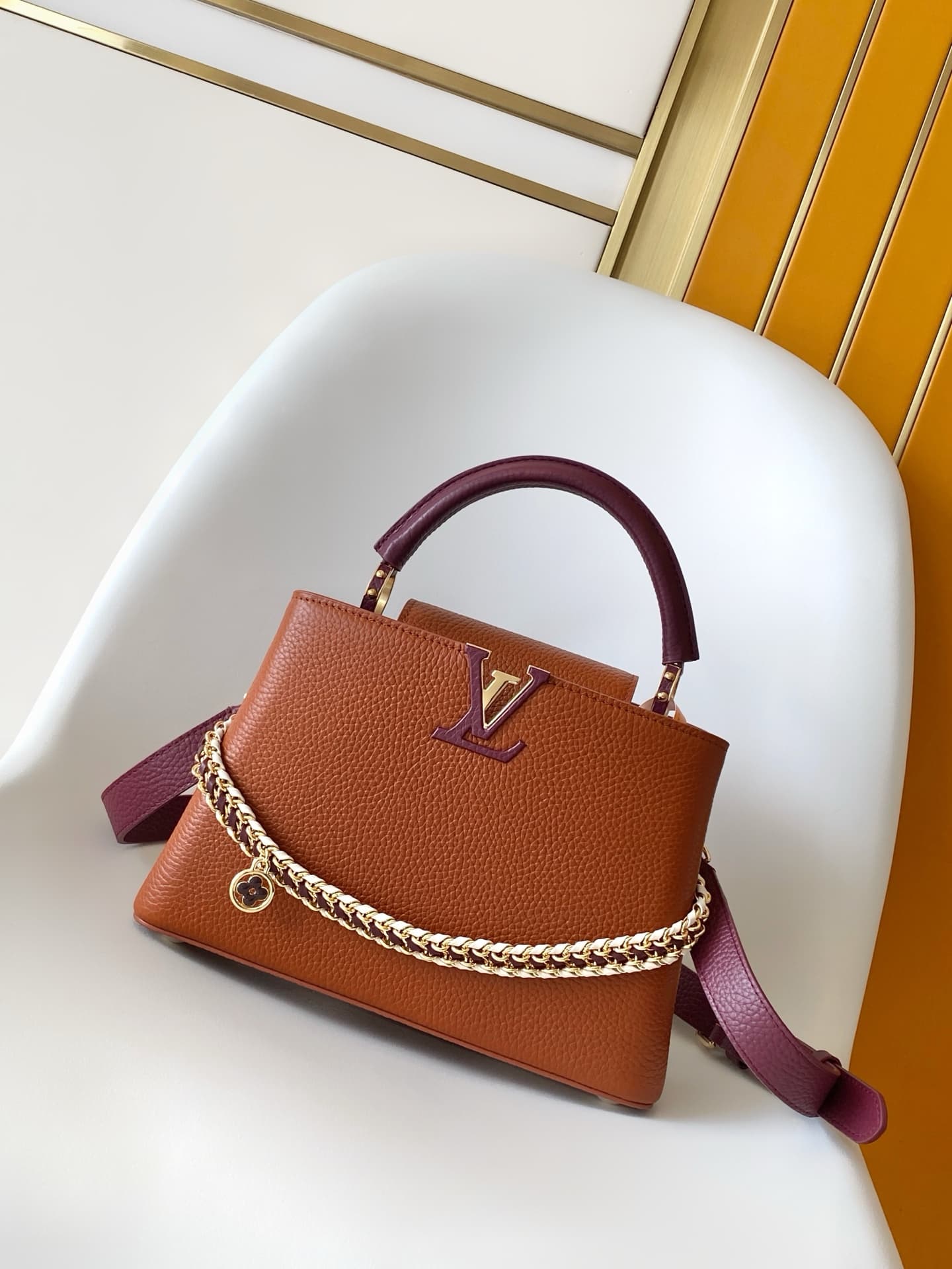 C5205 💰 M29439 Black; M28450 Beige; M29440 Gray; M28688 Brown; M28691 Bright Red; M29498 Horizontal Pink – Premium original style. Dynamic 163. This Capucines mini handbag features exquisite handcrafted chain details and enamel Monogram floral decorations — image 1