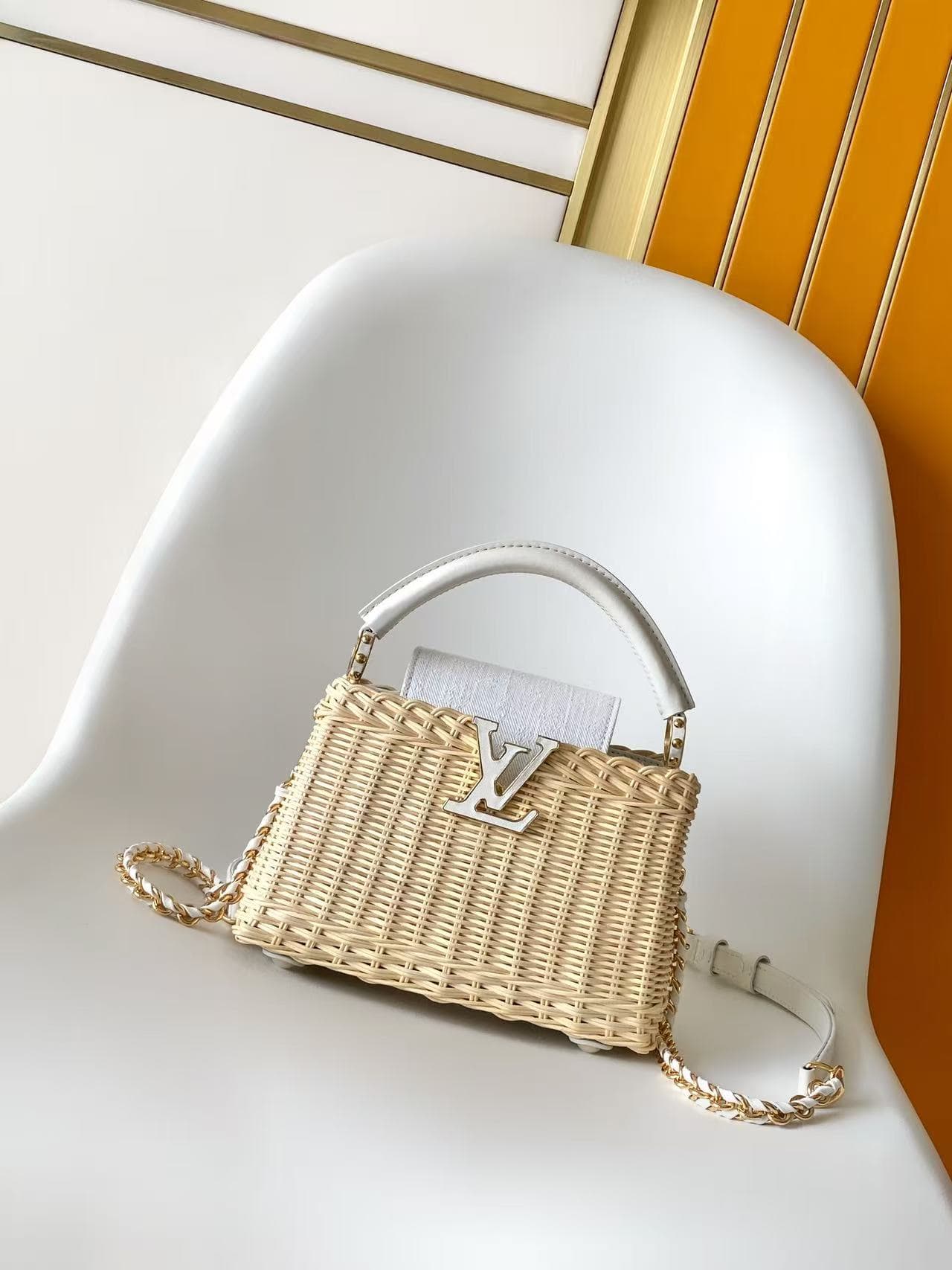 C5210 💰M28543 white M28548 pink M29501 blue M28775 new brown M28542 large new brown premium original. This Capucines mini handbag belongs to the Rattan collection. It features a snap closure and the Louis Vuitton Monogram pattern, creating a unique design — image 1