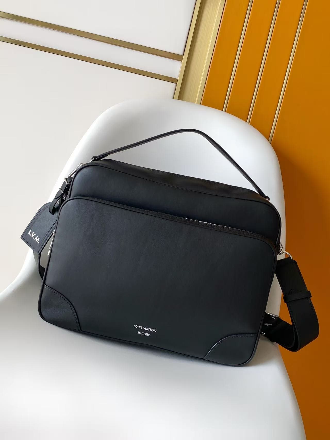 C5204 💰M27999 – Black and brown, top-quality original items. The dynamic 163 model features a comfortable, soft-tanned leather material, with a wide and sturdy design that draws attention. The interior is made of LV Blason pattern fabric, providing ample — image 1