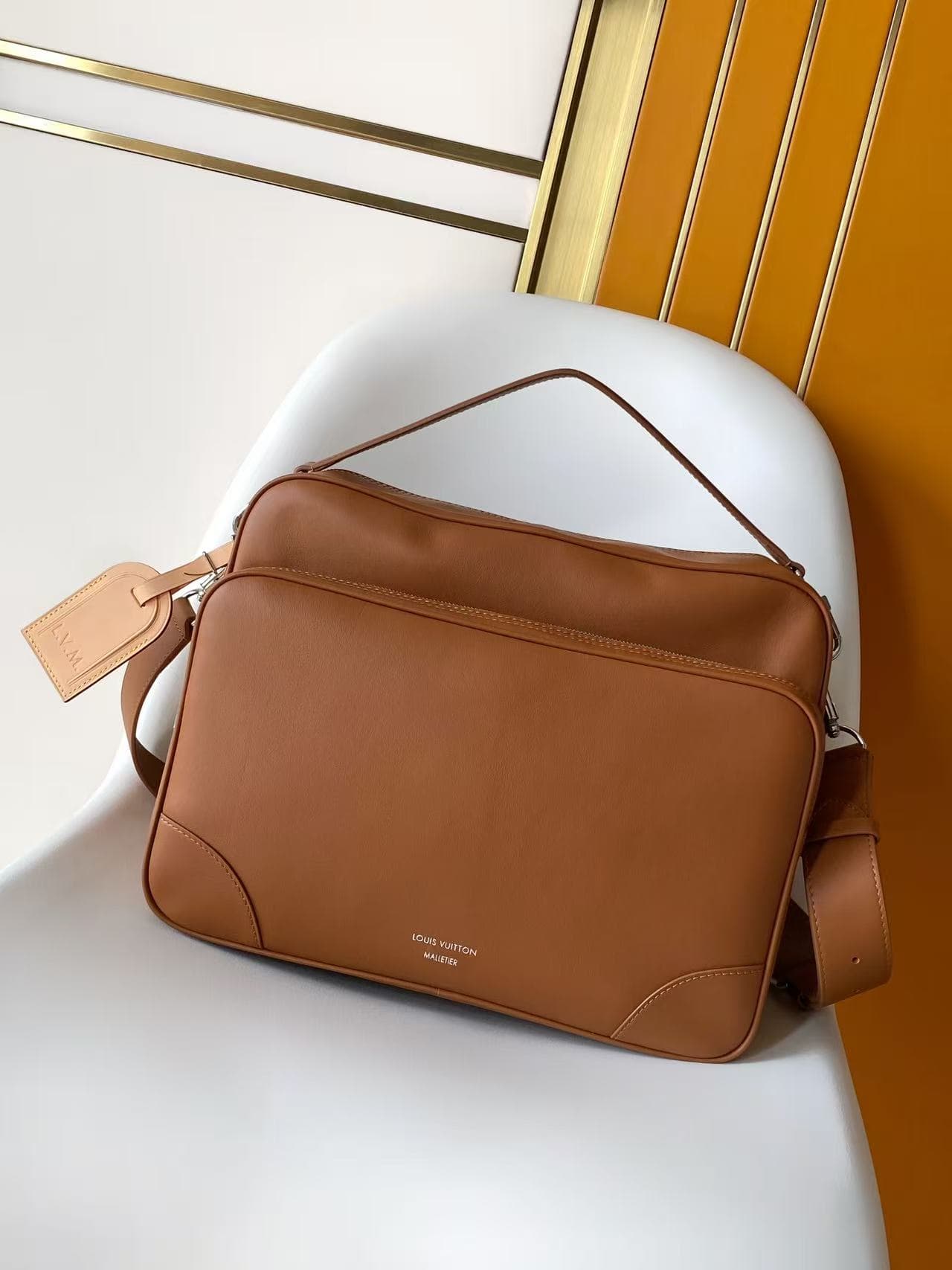 C5197 💰M27999 – Black and brown, high-quality original items; dynamic 163. This Nil XL handbag is made from soft, durable leather, with a wide and robust design that stands out. The interior is covered with LV Blason pattern fabric, providing ample space — image 1