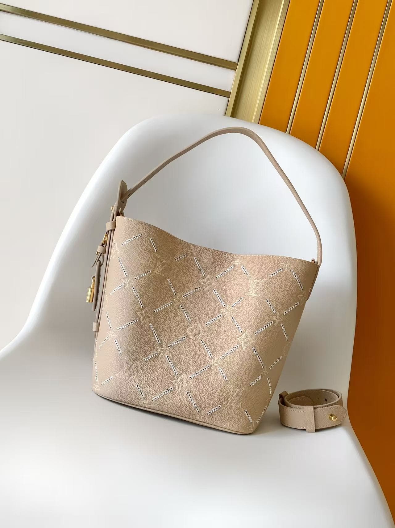 C5191 💰M28524 – The new medium-sized handbag features the Louis Vuitton Monogram Empreinte Couture logo, presented in elegant and versatile colors, making it an ideal choice for sophisticated everyday use. The bag’s shape is made from leather that has gon — image 1