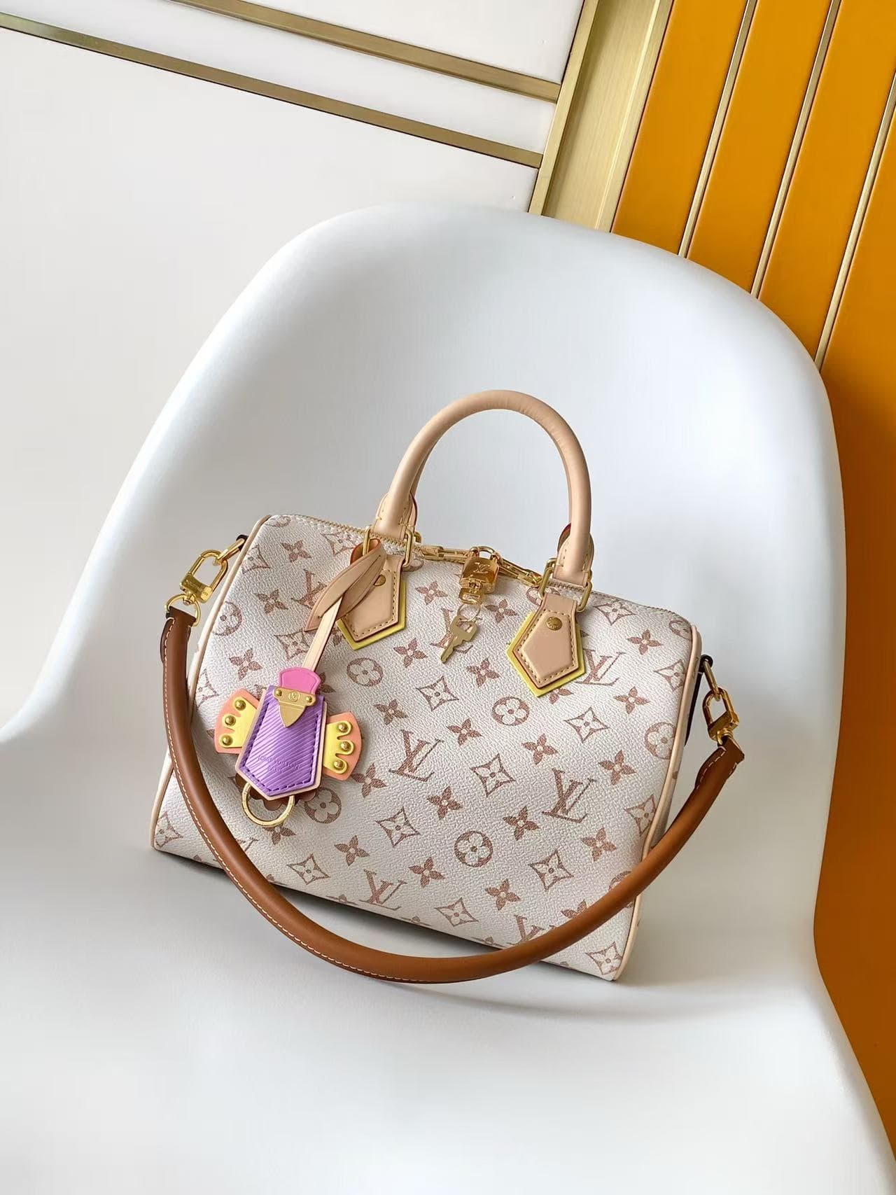 C5031 💰 M2A038LV Crafty collection presents the Speedy Bandoulière handbag, celebrating the fun spirit of summer. It adds a playful touch to the Louis Vuitton Monogram Dune logo. The canvas material is paired with contrasting leather trim and metal elemen — image 1