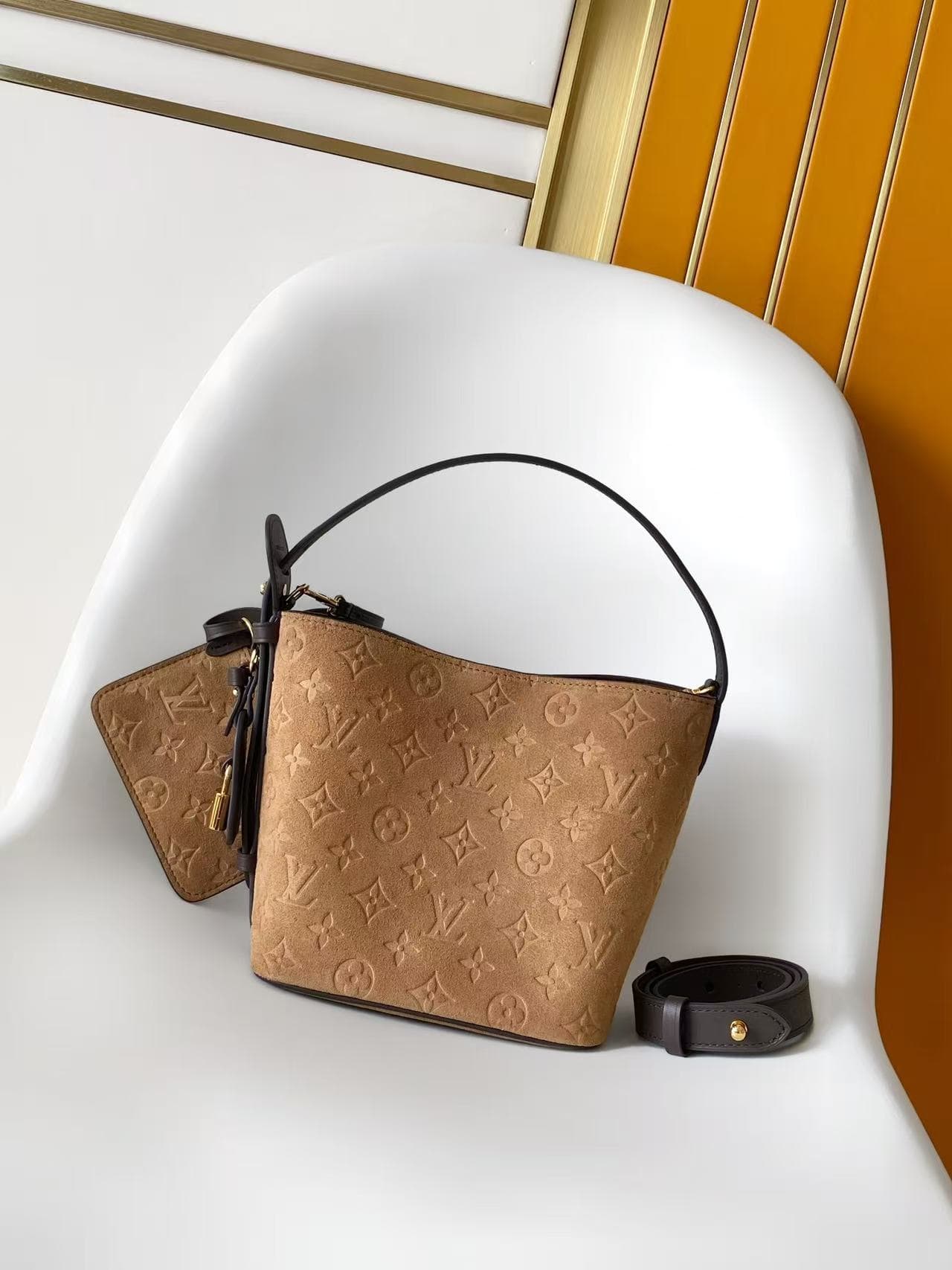 C5019 💰M29834Back to School collection introduces this All In BB handbag. The bucket-shaped design is reimagined with elegant velvet leather, accompanied by contrasting cowhide trim, making it suitable for both work and weekend outfits. The detachable sto — image 1